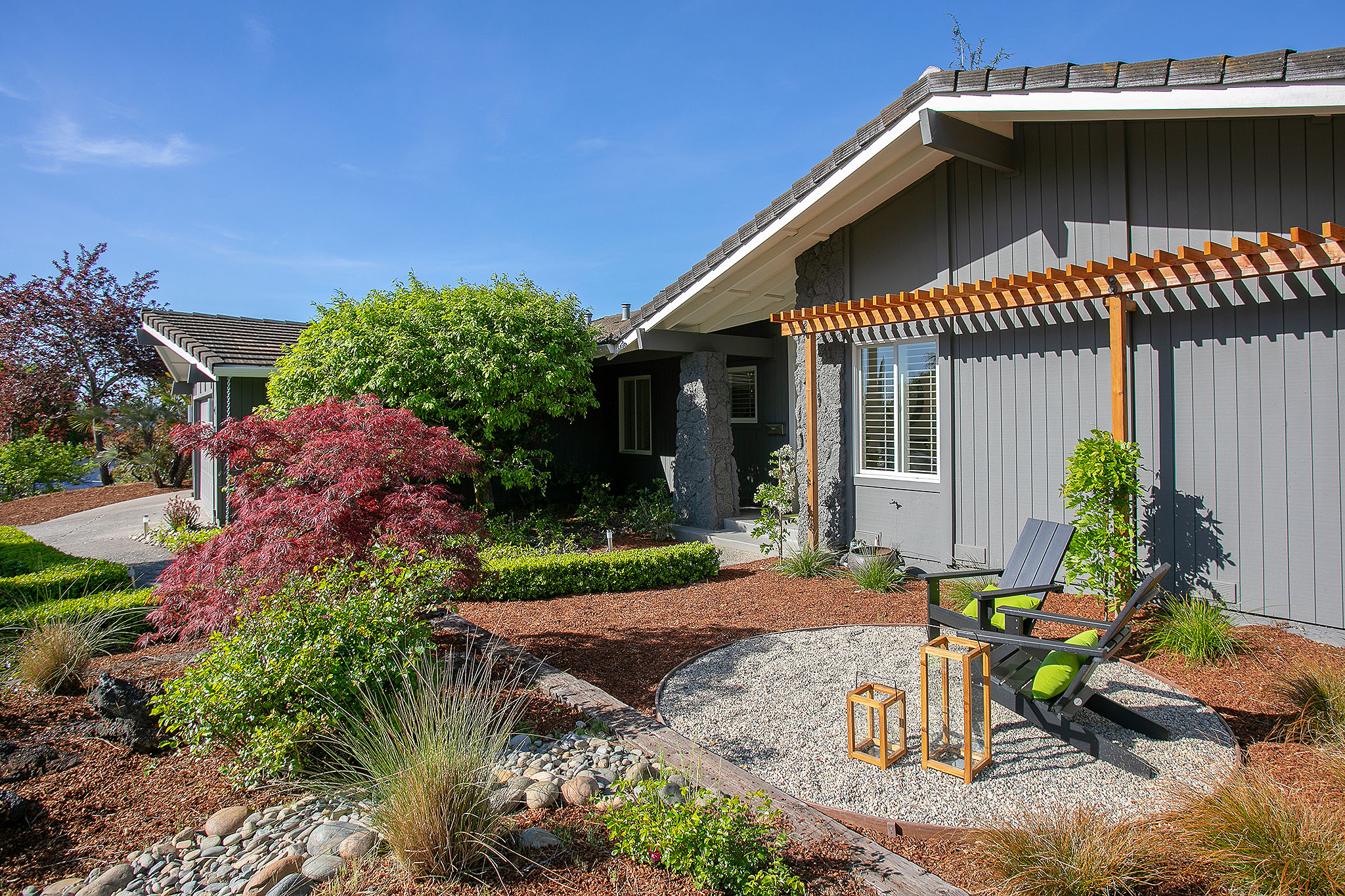 04 Front patio.jpg