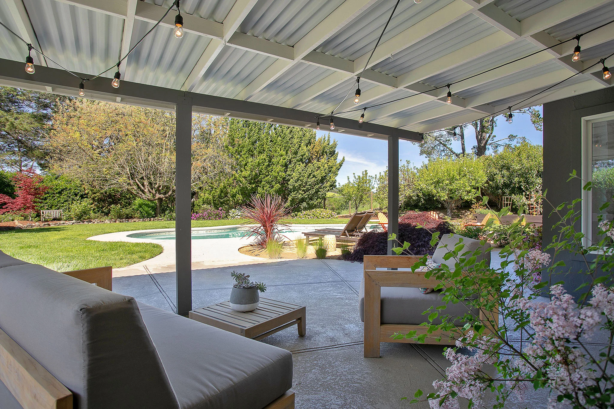 24 covered patio.jpg