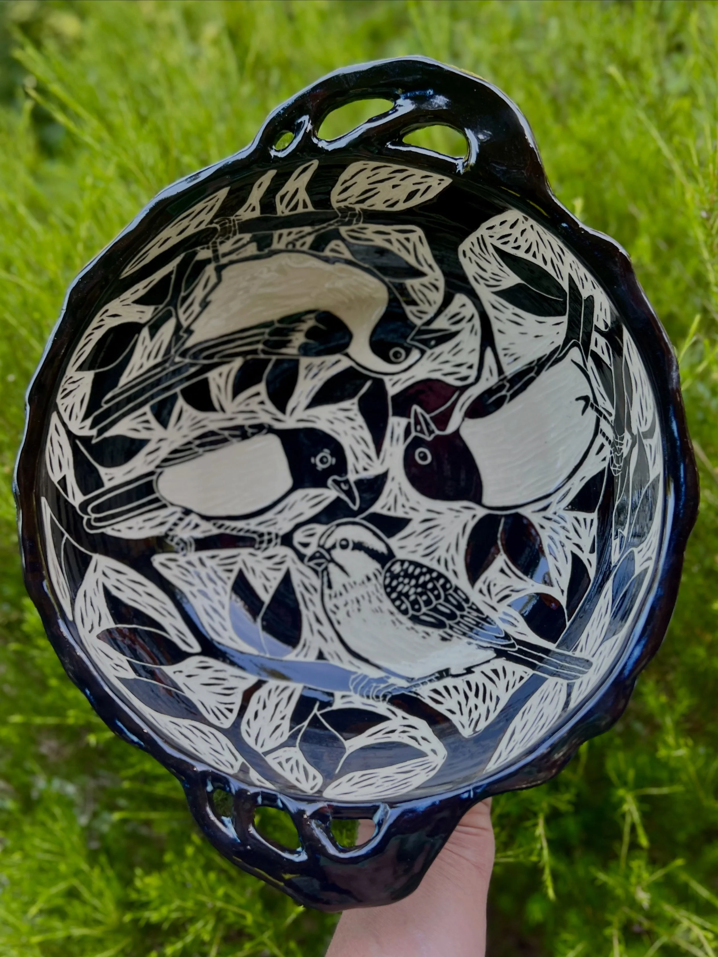 Birds of my backyard: Sparrow, Robin, Oriole, Bluebird.  Decided to go without color this time. Opinions??

#sgraffito #sgraffitopottery #putabirdonit #birds #lizrpottery