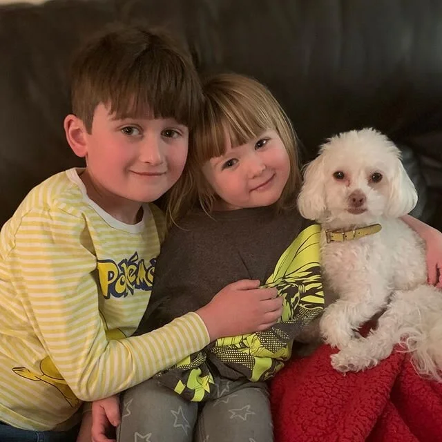 👦🏻 👧🏼 🐶