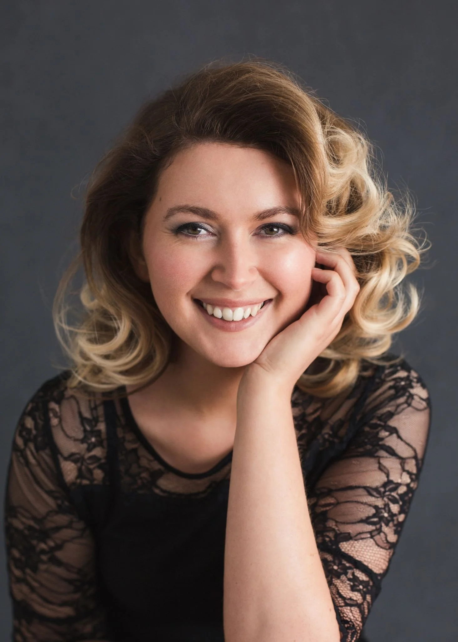EP 216 - "The Art And Science Of Mediumship and Super PSI" With Lauren Robertson 
