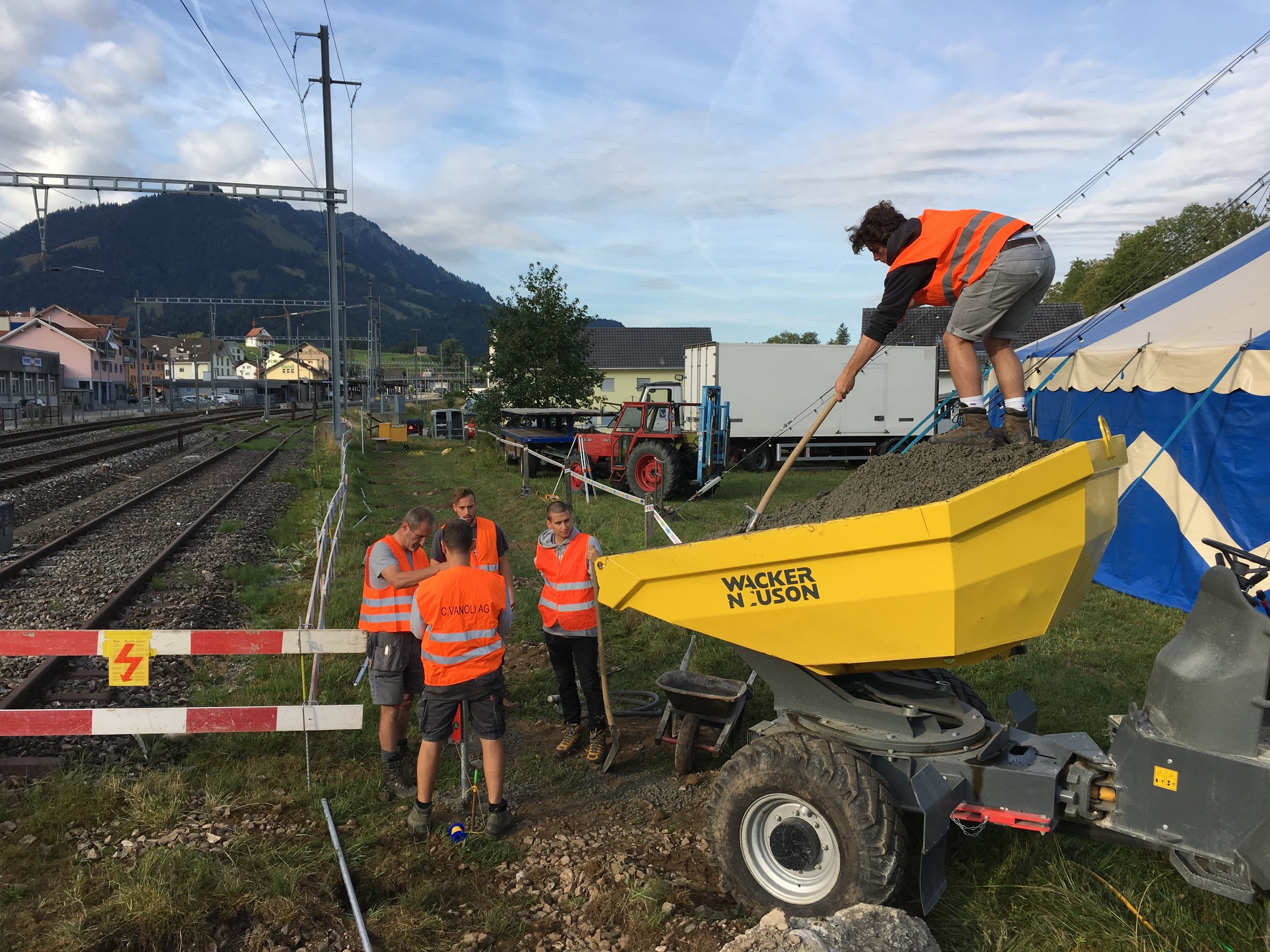 Bau des Zauns in Richtung Bahnlinie vom Samstag, 11. August 2018