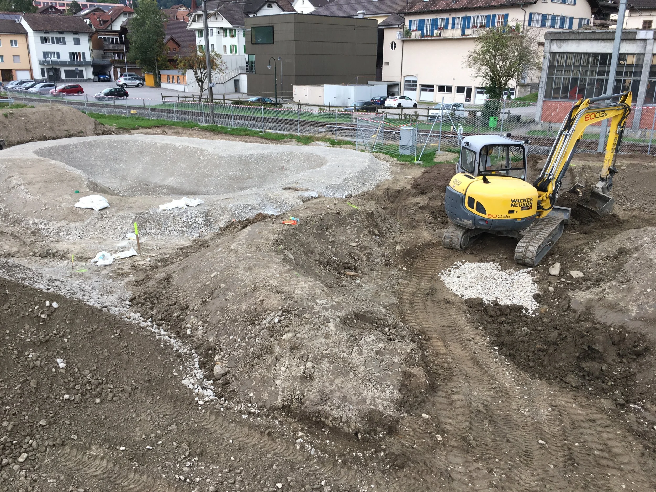 Die Kurven des Pumptracks werden mit dem Bagger geformt