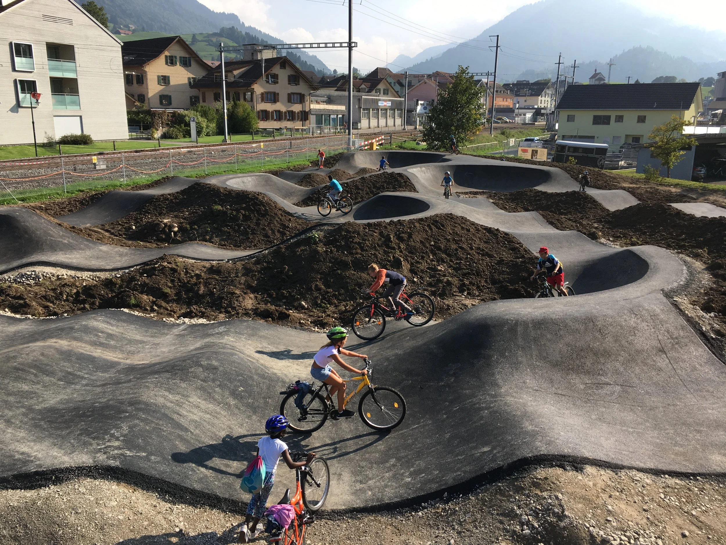 Auf dem Pumptrack werden die ersten Runden gedreht!