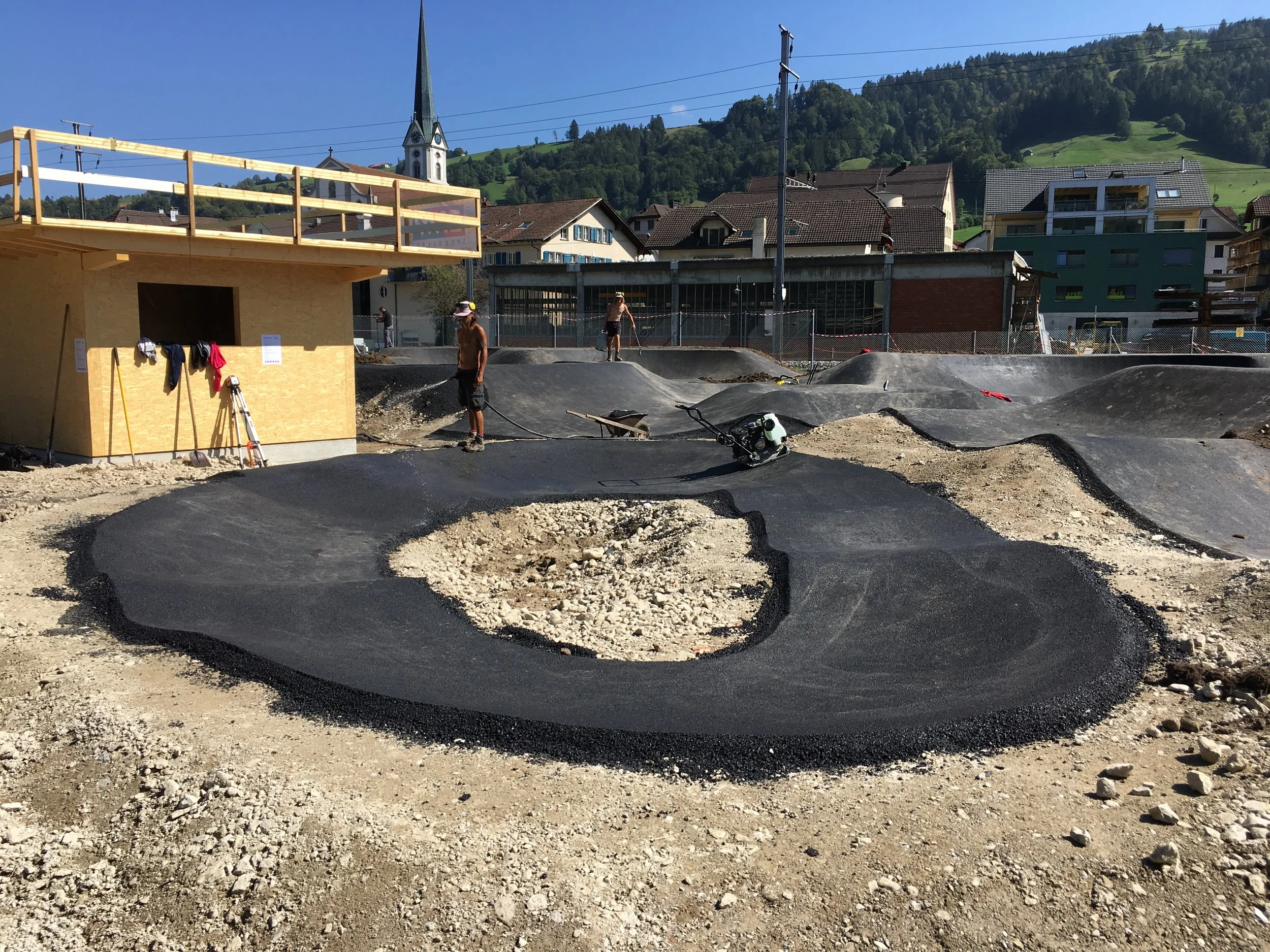 Der Rollstuhl-Pumptrack ist ebenfalls frisch asphaltiert