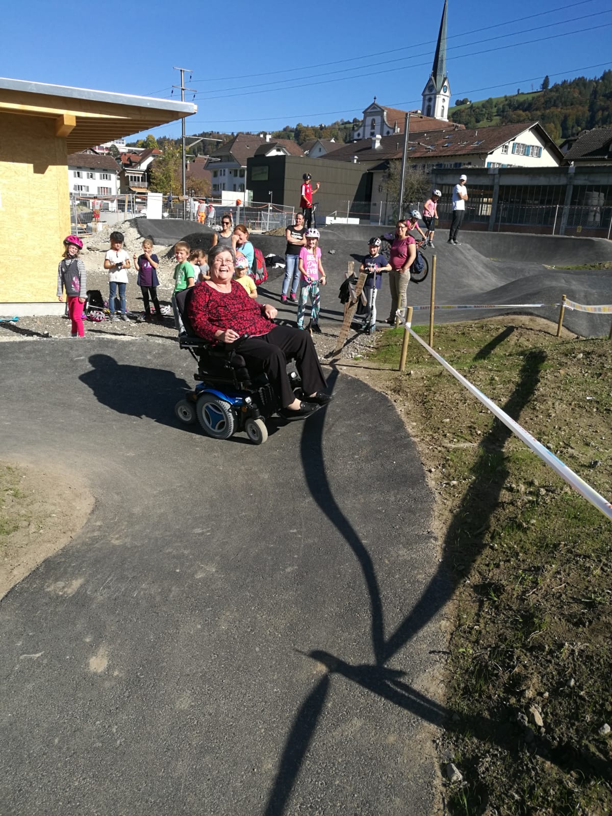 Der Pumptrack ist wortwörtlich für Jung und Alt geeignet und kann mit Bikes, Skateboards, Scooter aber auch mit Rollstühlen befahren werden! Wir freuen uns über eine sehr gelungene Mischung auf dem Pumptrack.