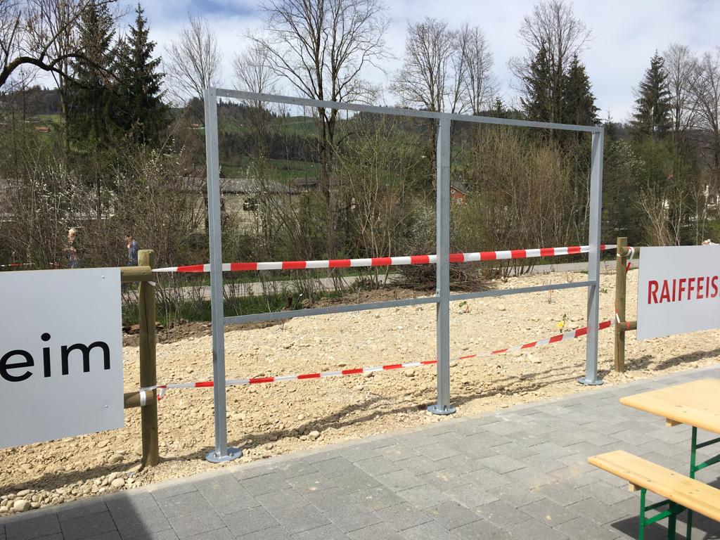 Der Rahmen für die Sponsoringtafel ist montiert