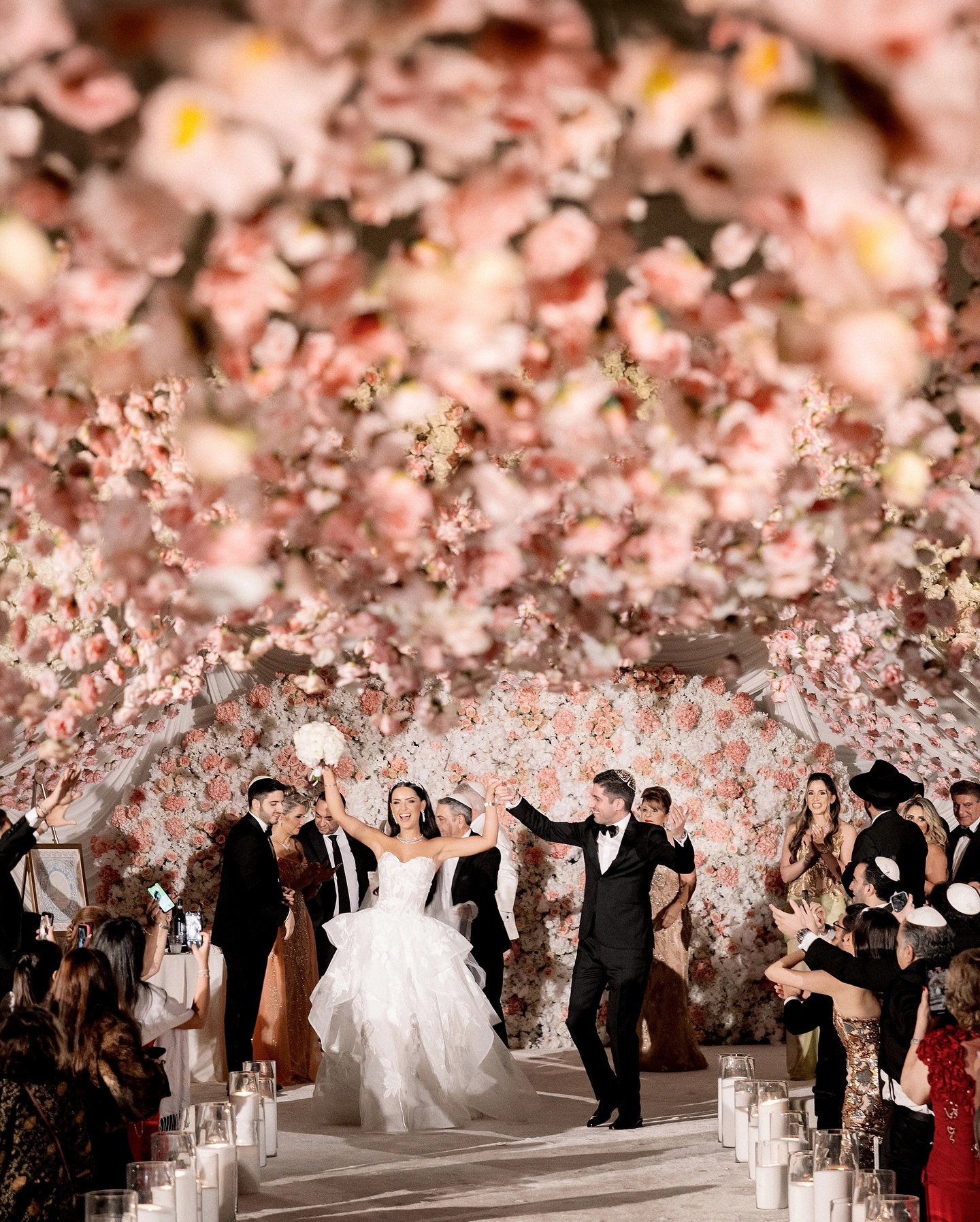 From their first moments as newlyweds to the final dance 🩶🤍 Ortal &amp; David&rsquo;s wedding kept The Beverly Hilton alive with live entertainment and a dance floor no one wanted to leave. 

Planning &amp; Design @thebeckerandtheco 
Photography @r