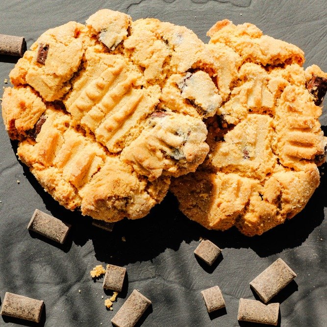 More plant-based goodies are making their way to our new menu! Come try our latest peanut butter chocolate chip vegan and gluten-free cookie! Nothing is as comforting as the simple pleasures of a guilt-free sweet treat! 
#vegantreats #guiltfree #pean