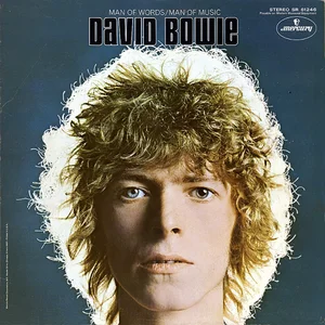 Copertina americana Man of Words Man of Music, Mercury 1969: primo piano di David Bowie su fondo blu