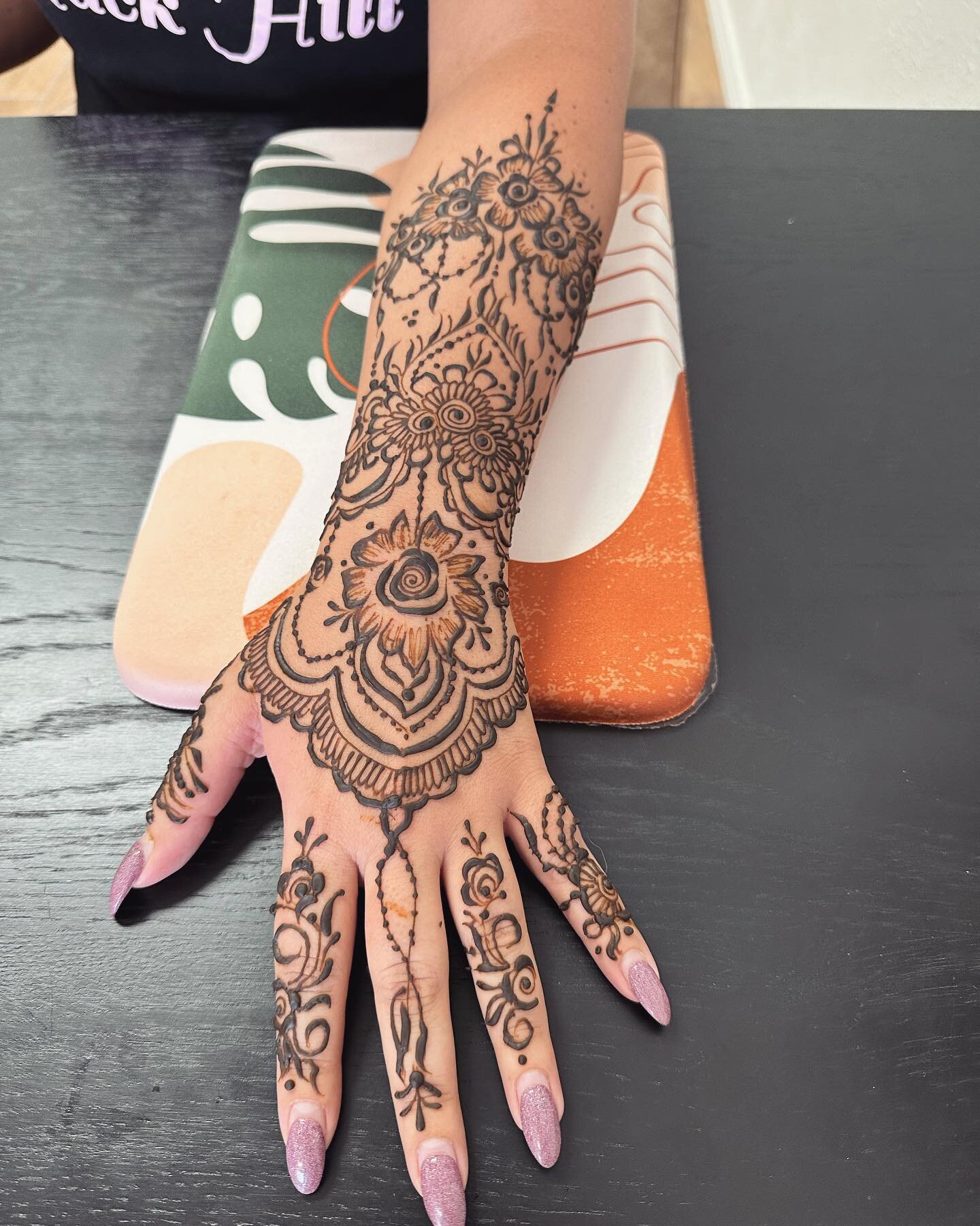 How pretty is this design? She said she likes flowers and said say when 😅. For all the flower lovers&hellip;. What do you think?? 
#flowerhenna #henna #dallashenna #flowerbodyart #naturalhenna #mehndi #bridalhenna #dallastattoo #jagua