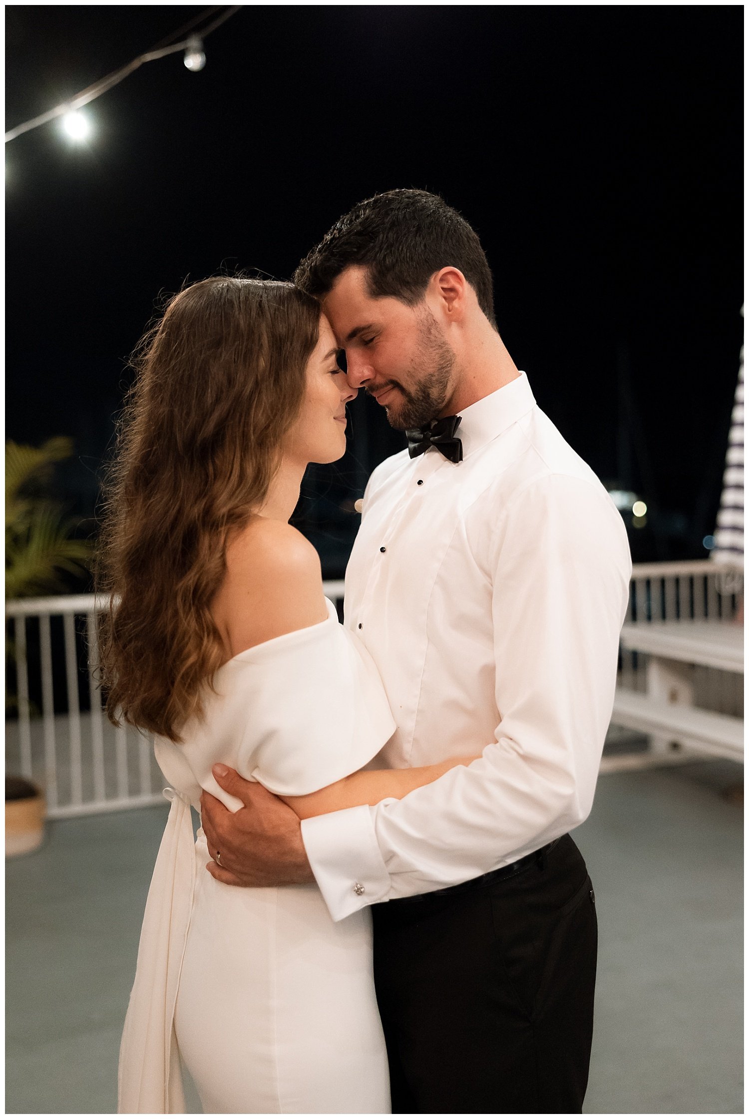 Gold-coast-wedding-photographer-captures-a-vibrant-Pier-33-wedding-day