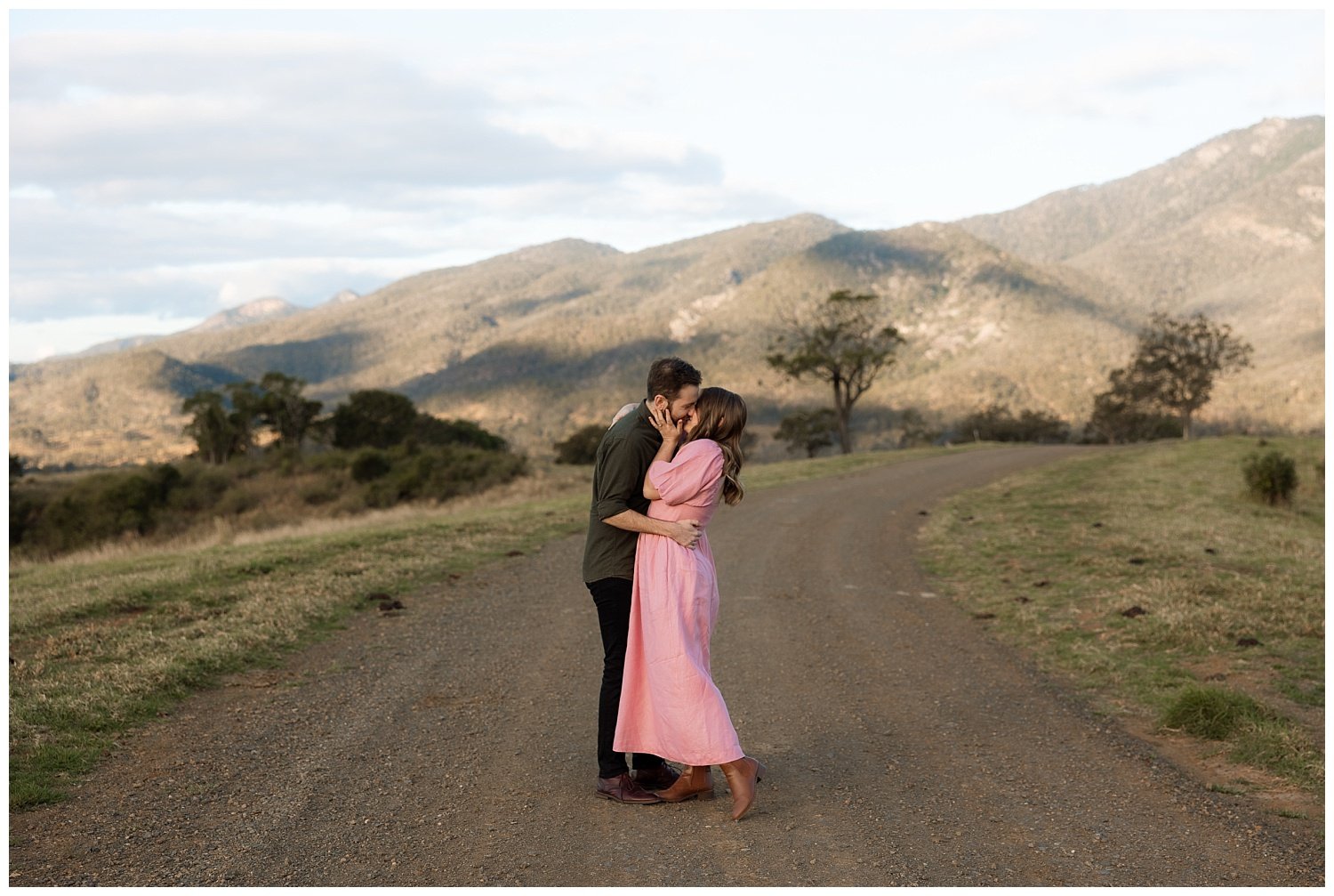 Scenic-Rim-wedding-photographer-photographs-country-engagement-session-in-the-Scenic-Rim