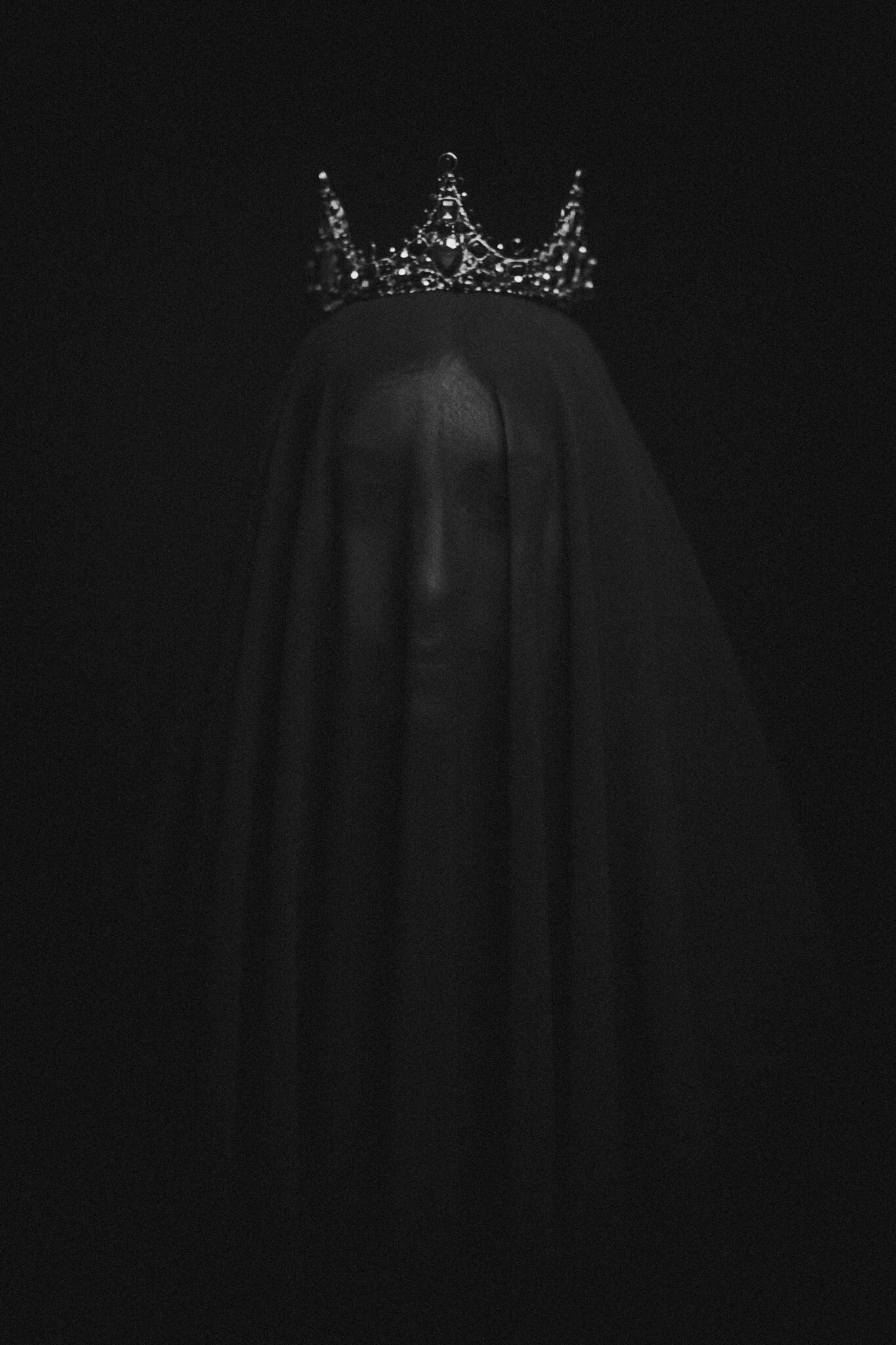 Olga-Tenyanin-Portrait-Photographer-Portland-Oregon-Vancouver-Washington-Spooky-shroud-crown-eerie-3.jpg