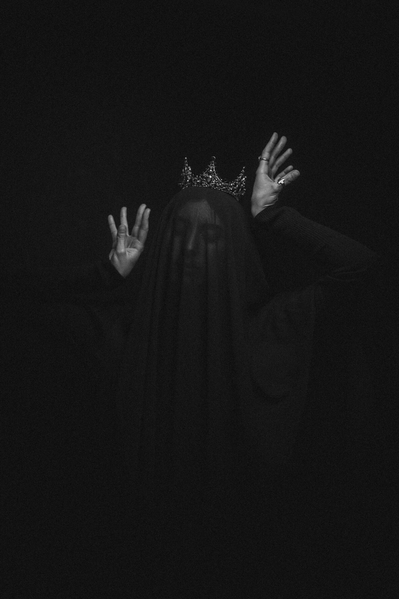 Olga-Tenyanin-Portrait-Photographer-Portland-Oregon-Vancouver-Washington-Spooky-shroud-crown-eerie-8.jpg