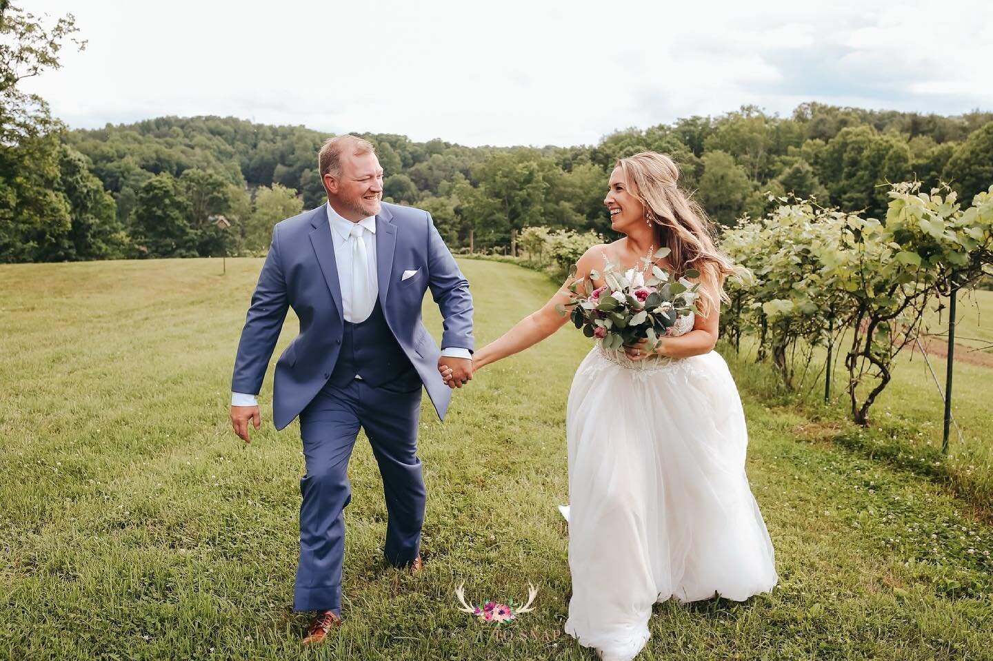 🌸 TALK ABOUT A TEAR JERKER 🌸

April &amp; Josh we&rsquo;re married last week and we still can&rsquo;t stop gushing over how precious it was to watch their two families become one. 

Also, huge thanks to their photographer Holly for grabbing these A