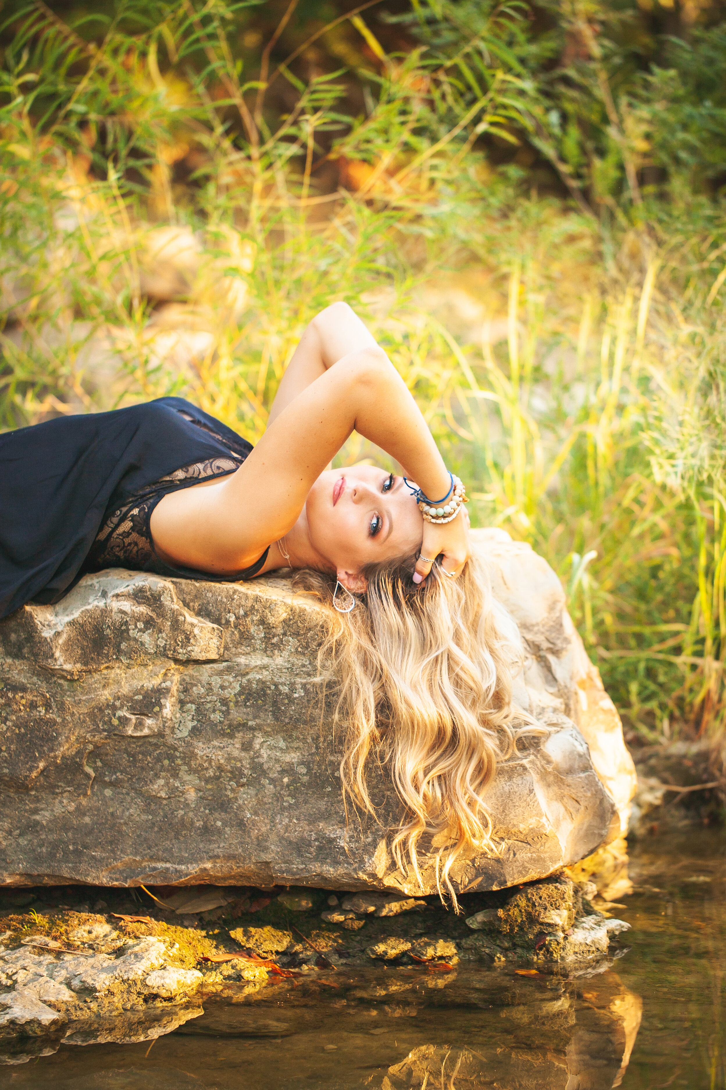 outdoor-senior-picture-locations-creek-nature-forest-fields-fort-worth-senior-photography