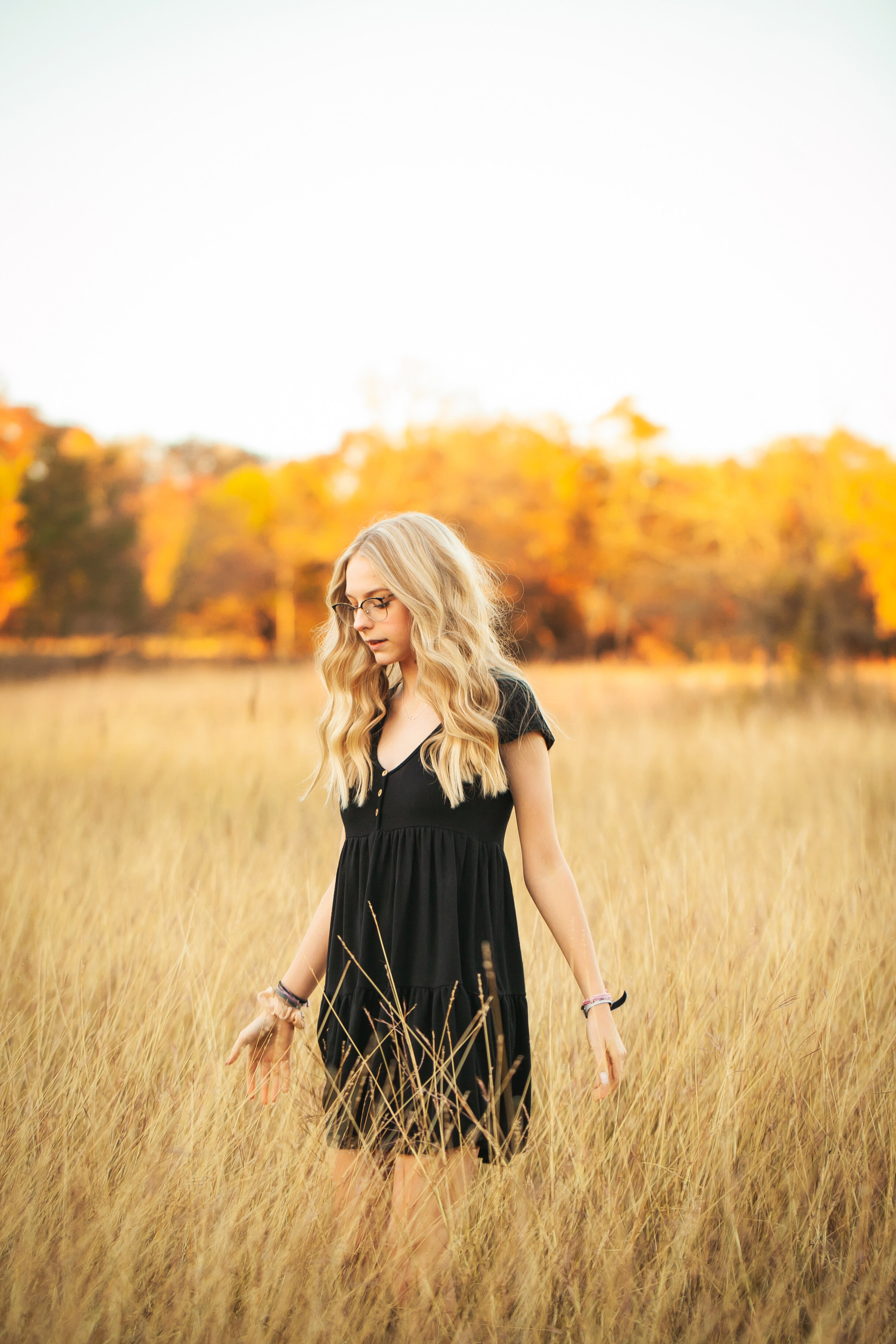 senior-photography-in-fields-of-grass-trees-fall-colors-nature-weatherford-springtown-azle-photographer
