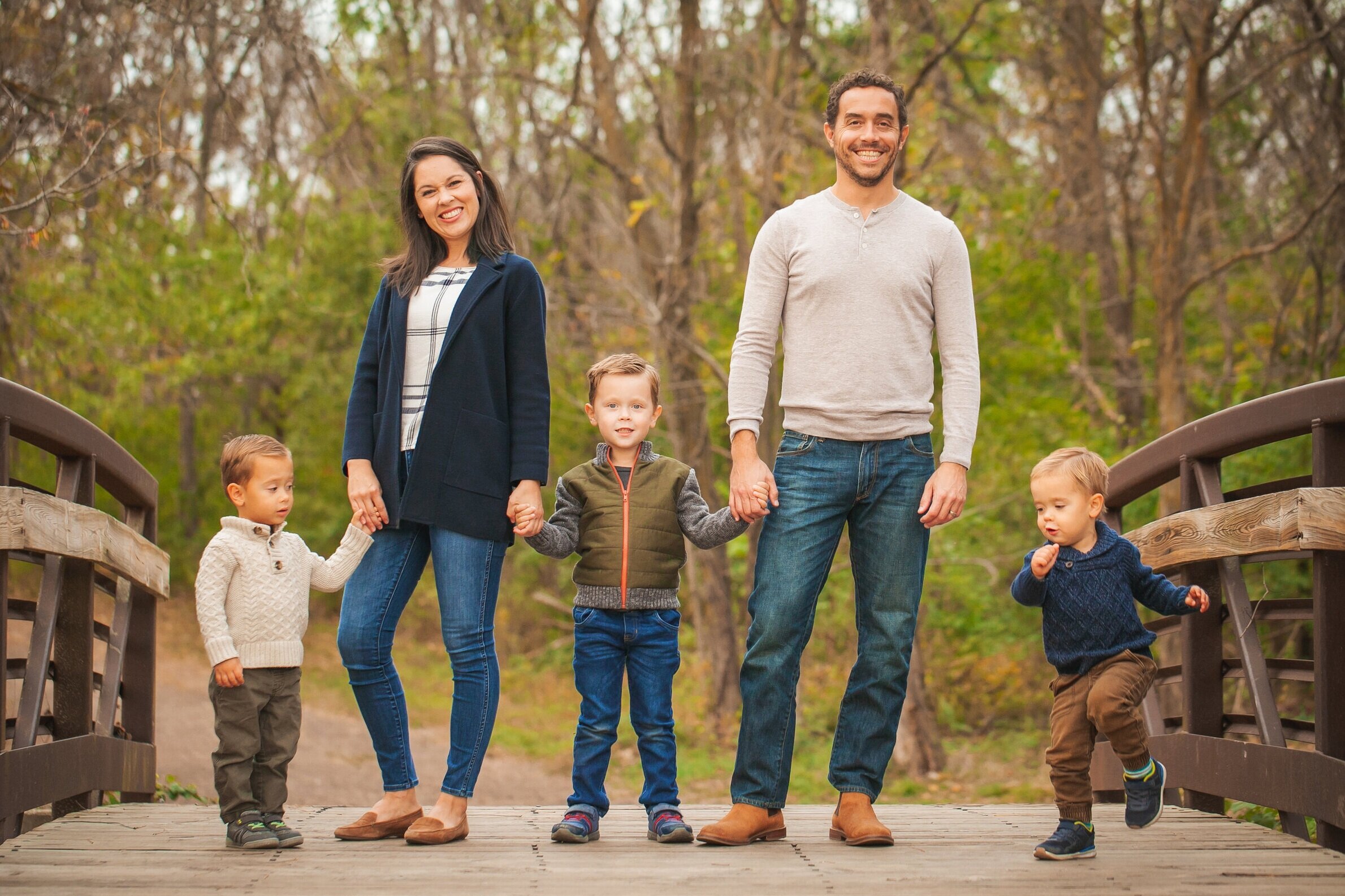 best-family-photographer-fort-worth-tx-flower-mound-southlake-haslet-outdoor-portraits-outdoor-family-photos-bridge