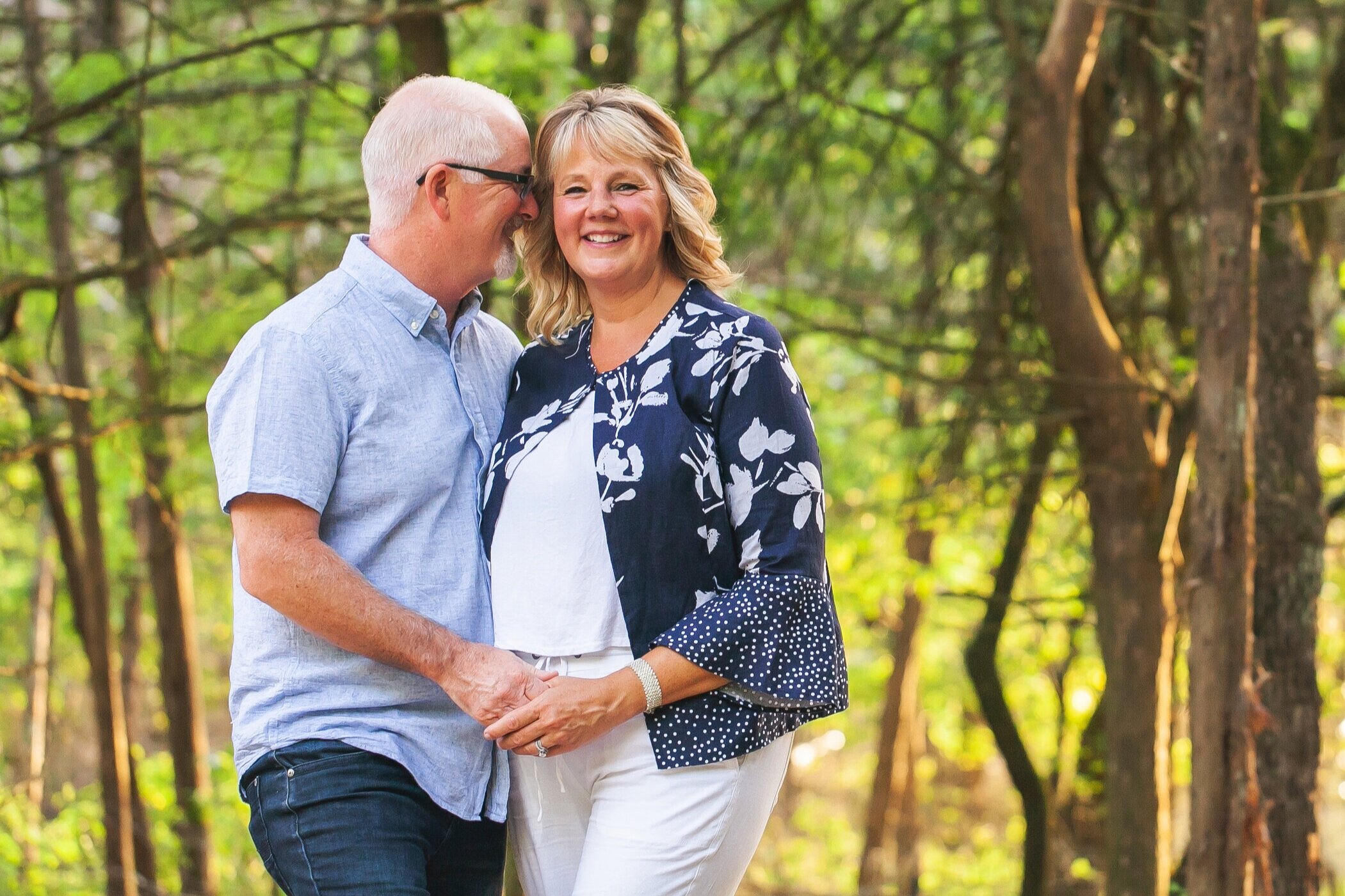 husband-wife-anniversary-extended-family-photoshoot-romantic-candid-real-love-family-photographer-colleyville