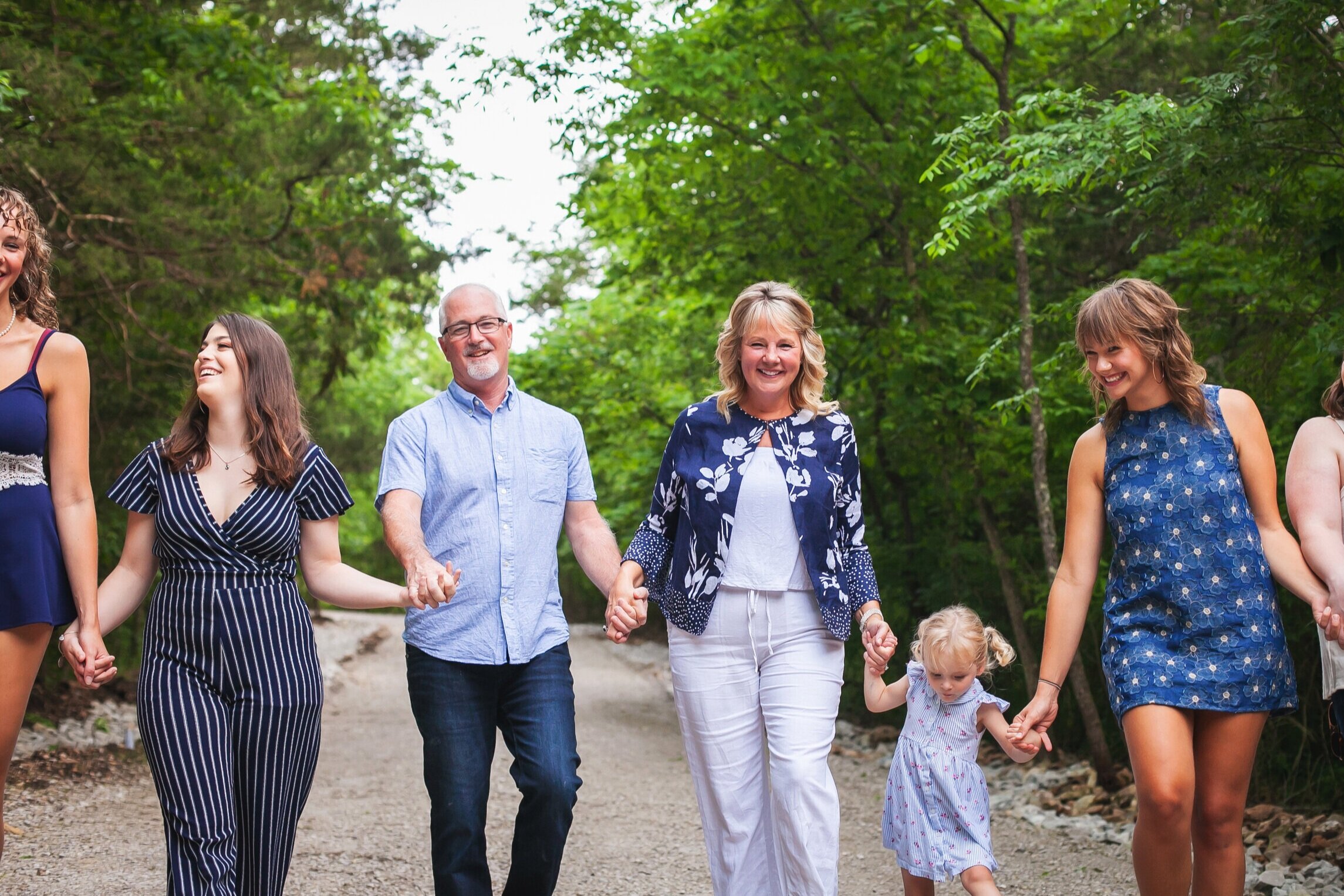 candid-extended-family-holding-hands-walking-family-photographer-colleyville