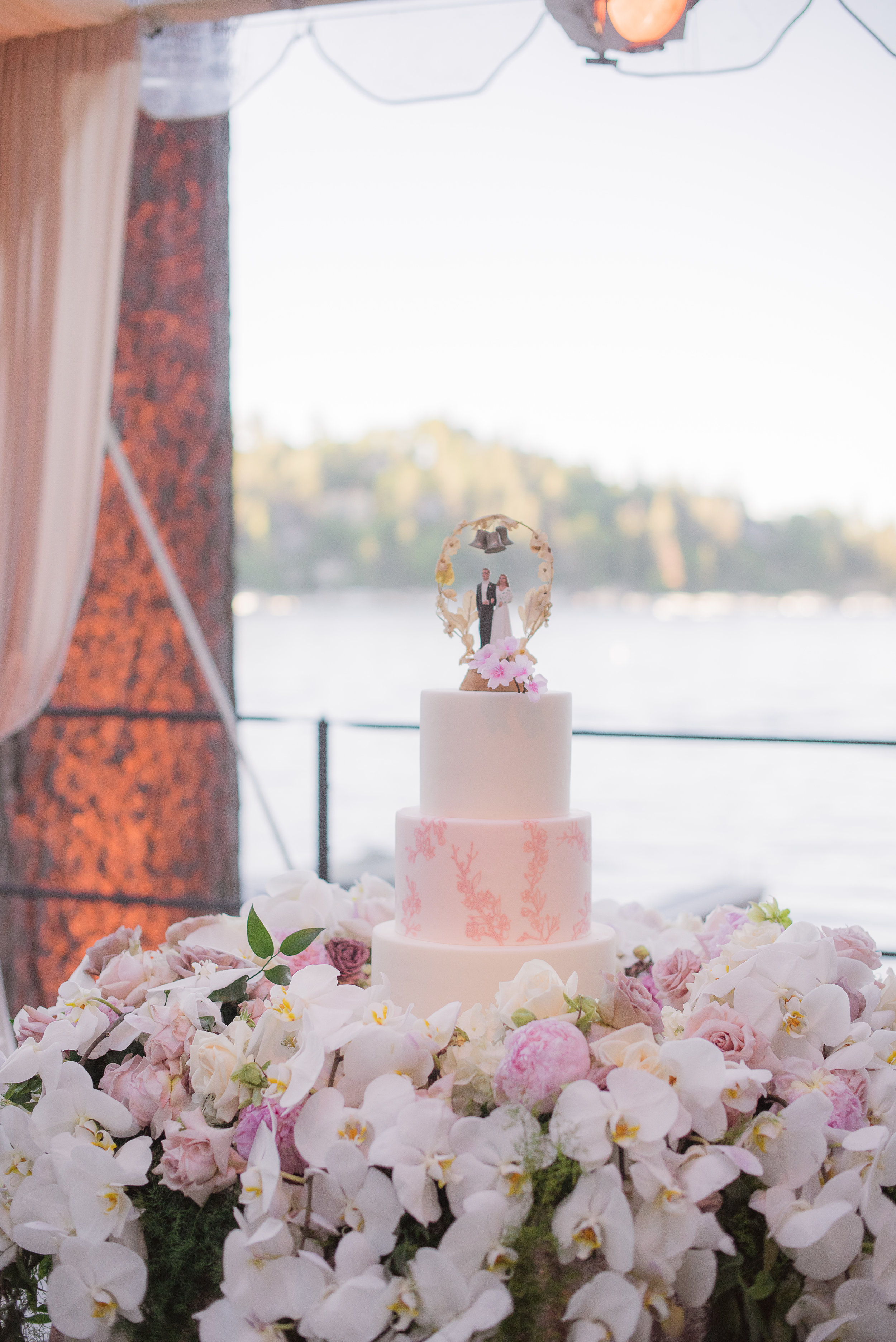 Lake arrownhead Wedding cake .jpg