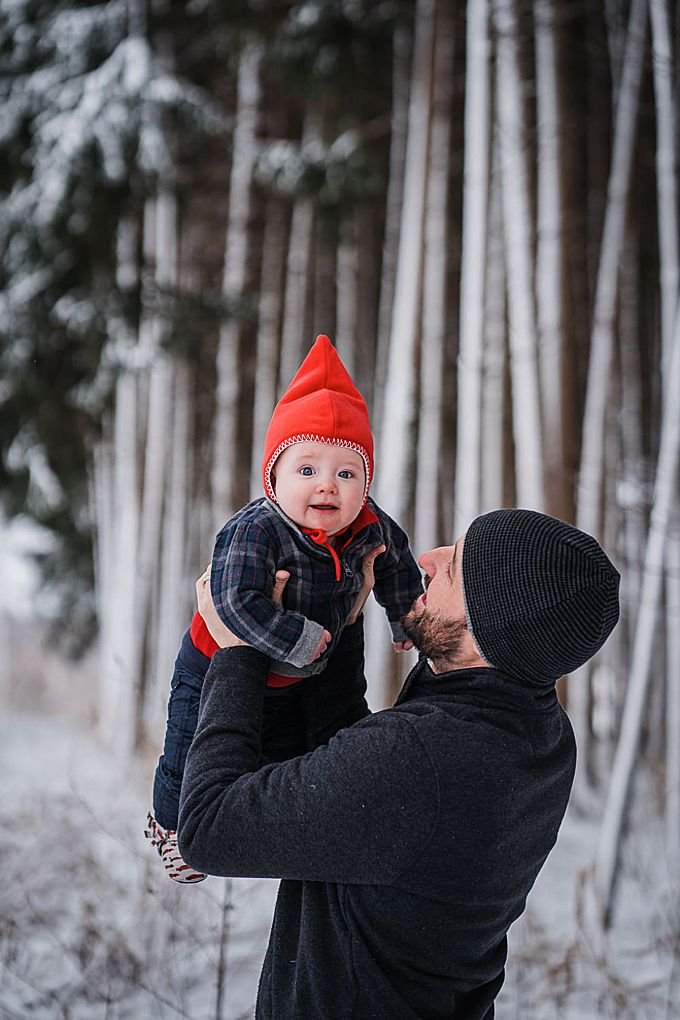 snowy winter family photo session in Overlook Park