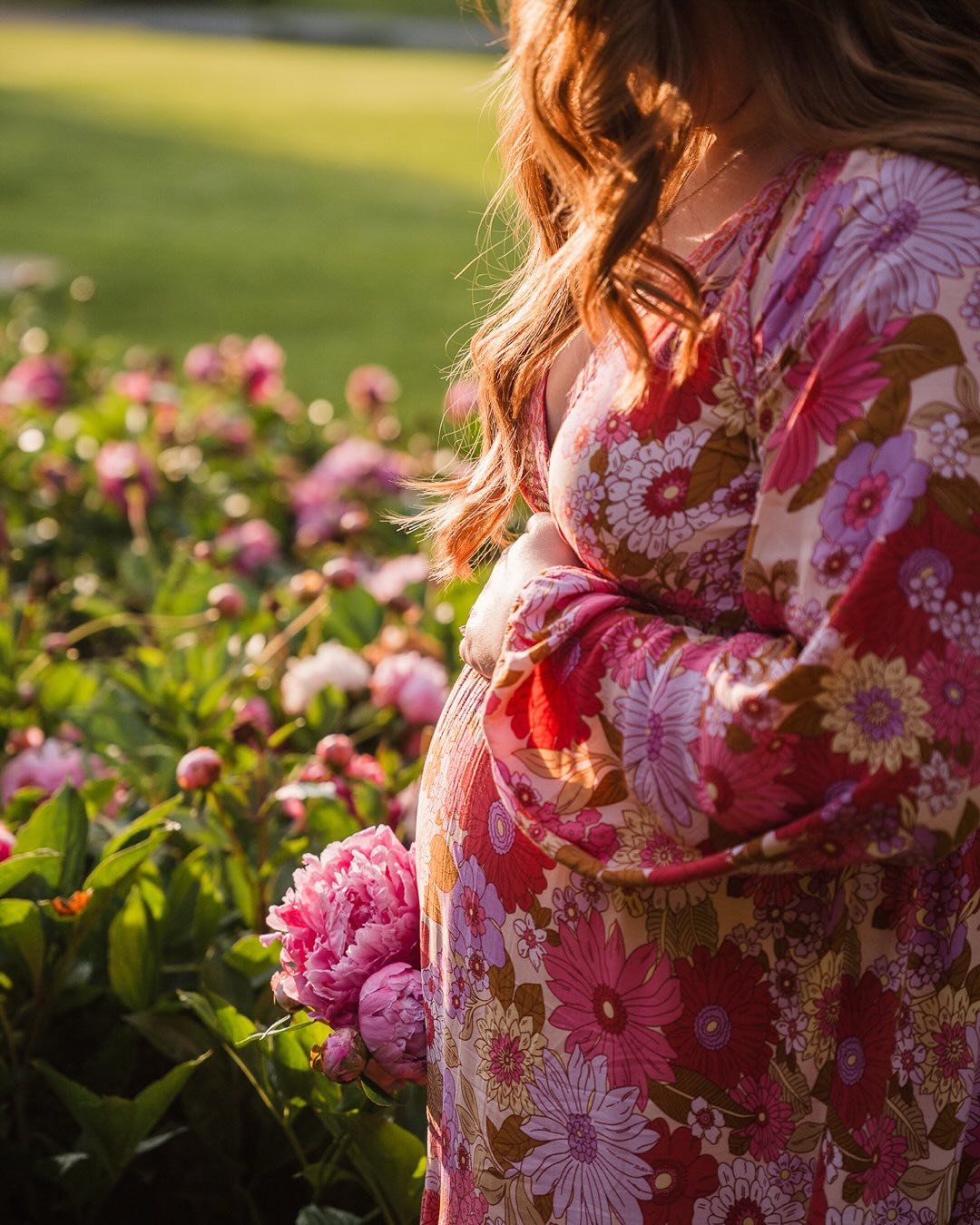 Posing pretty in pink and pregnant in the peonies 😍 There&rsquo;s your daily tongue twister. This is probably my favorite photo session in the peonies ever. Peonies are my favorite flower and they happened to be this mama&rsquo;s favorite too so I w