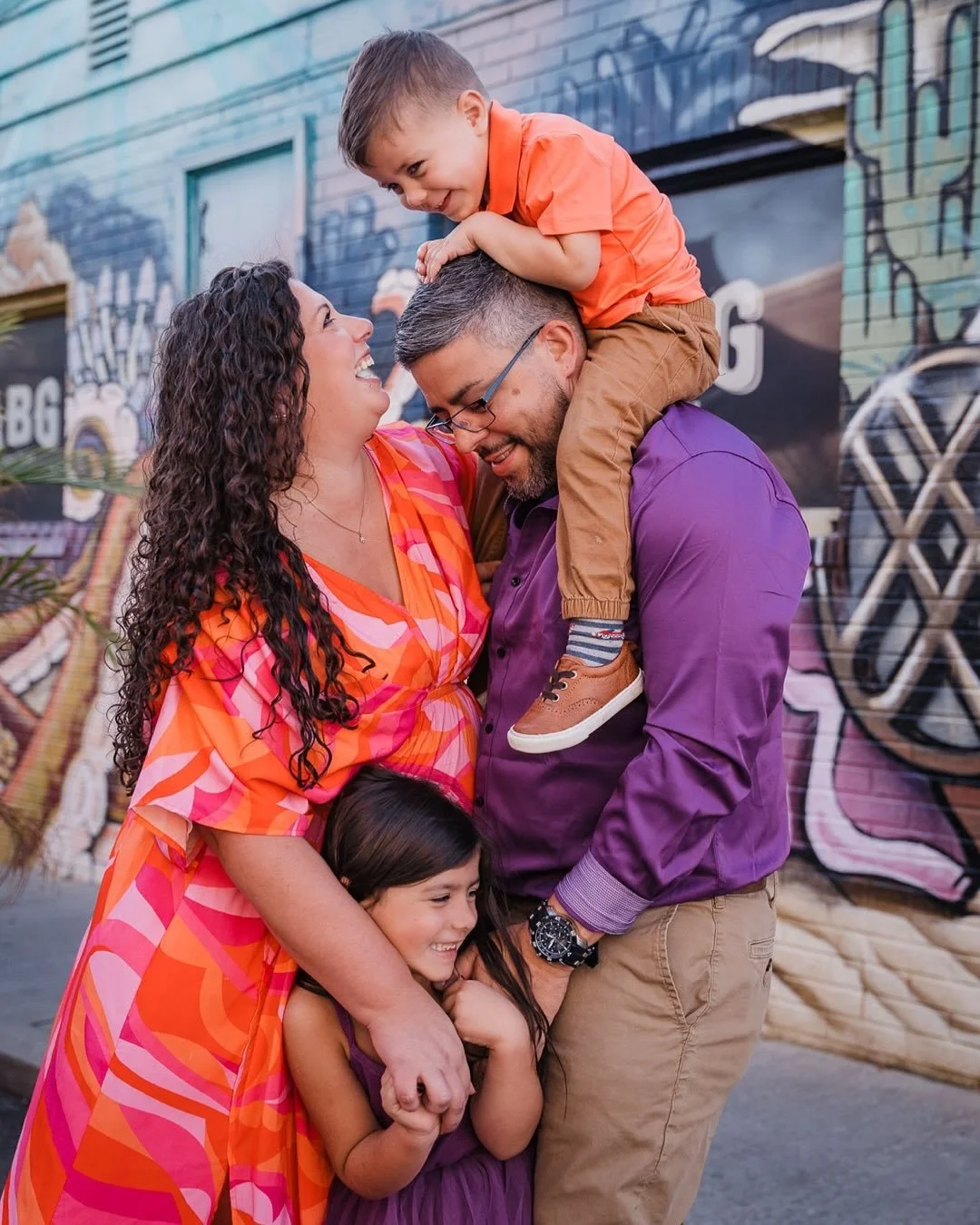 Sharing a burst of color joy from this favorite fall family photo session with my friend and fellow photographer @tashaskye.creative . We incorporated some fun activities including paper airplanes and giant bubbles (all her idea)! 

This session was 