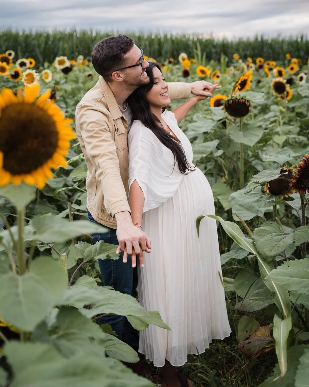 Starting December with sunshine and a new series! &ldquo;From bump to baby&rdquo; featuring maternity and newborn sessions. For this family, we captured stunning maternity photos in Oregon Dairy&rsquo;s sunflower field @oregondairyfarmstead and cozy 