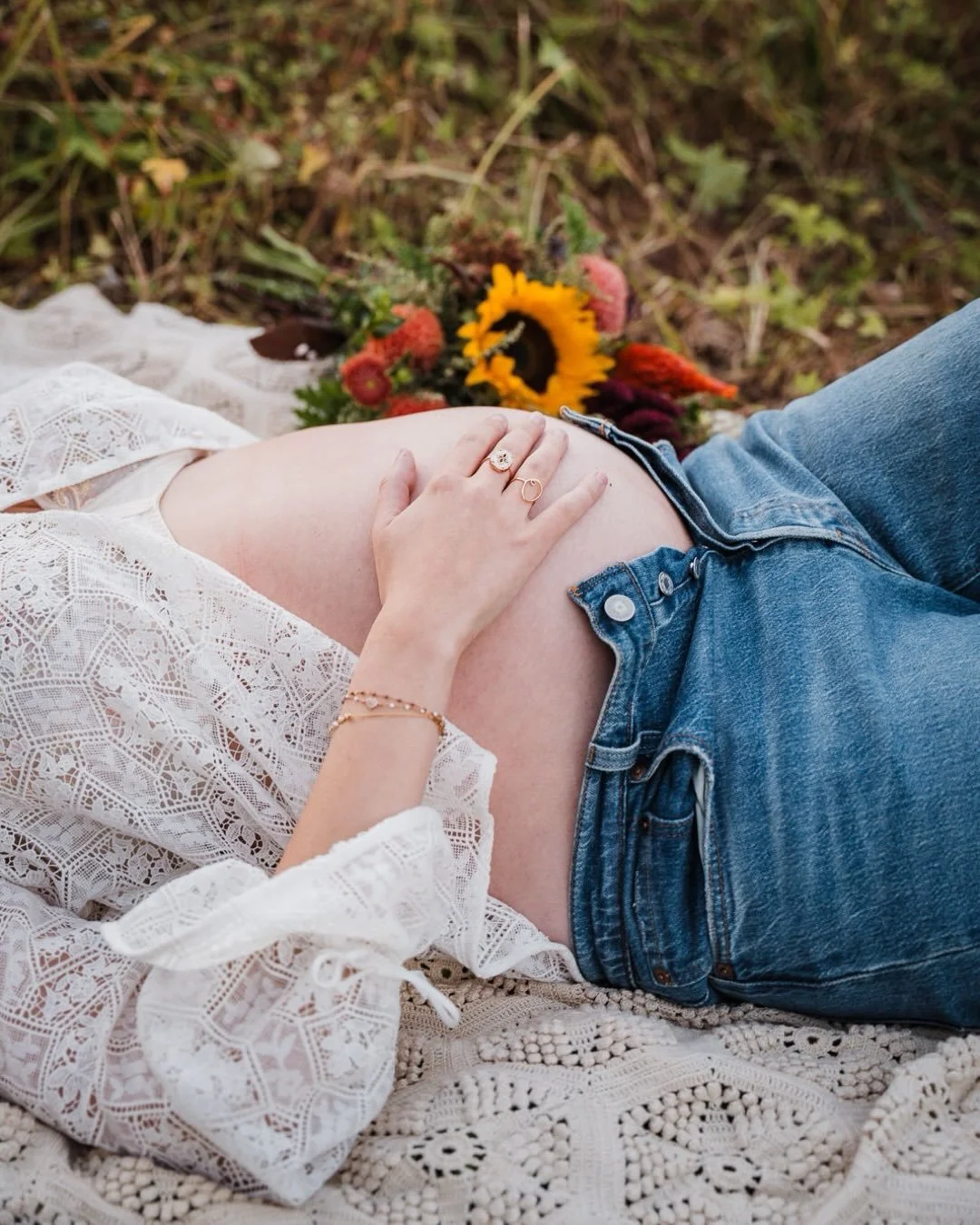 From bump to baby: This mama brought a fresh bouquet of flowers from @centralmarketlancaster to her maternity session. They fit the vibe perfectly with the field and golden light at one of my favorite spots in Lancaster County Park. 

Not long after 
