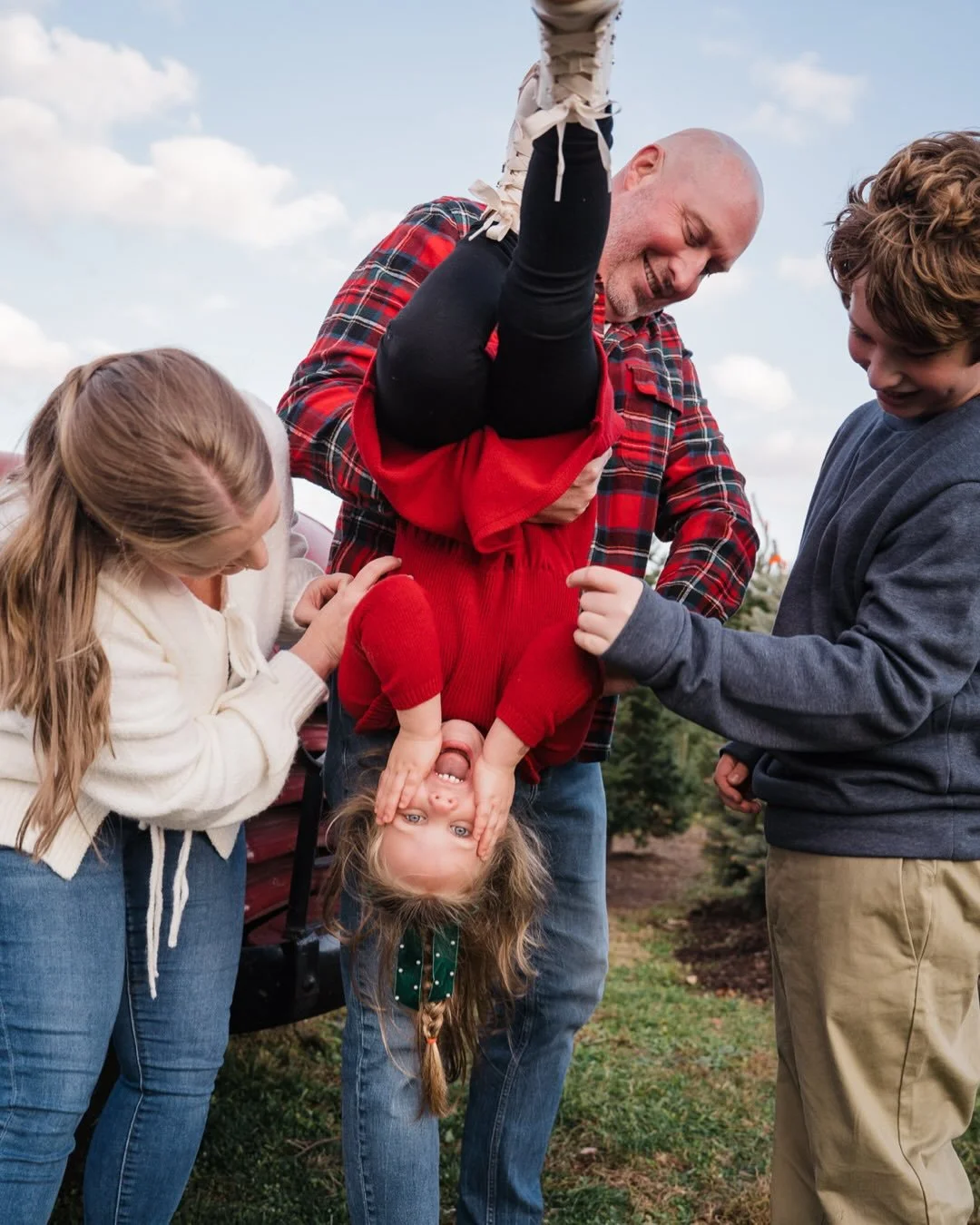 Four sleeps until Christmas! Also happy winter solstice, the days only get longer from here on out my friends. 

In case you wondered what a tree farm photo session might look like, here&rsquo;s a peek from @wagner_tree_farm and a beautiful family I&