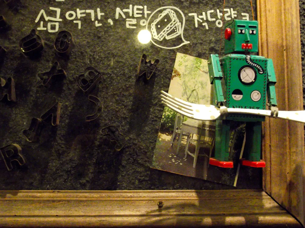 Robot-decoration-2.jpg