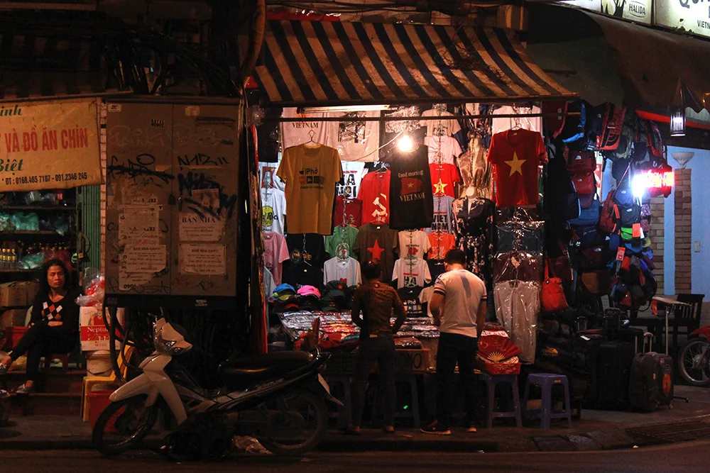 Hanoi-tshirt-stand.jpg