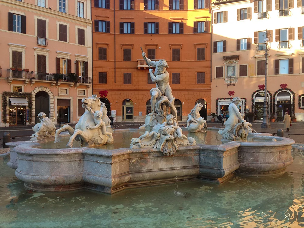 Piazza-Navona-Statue.jpg