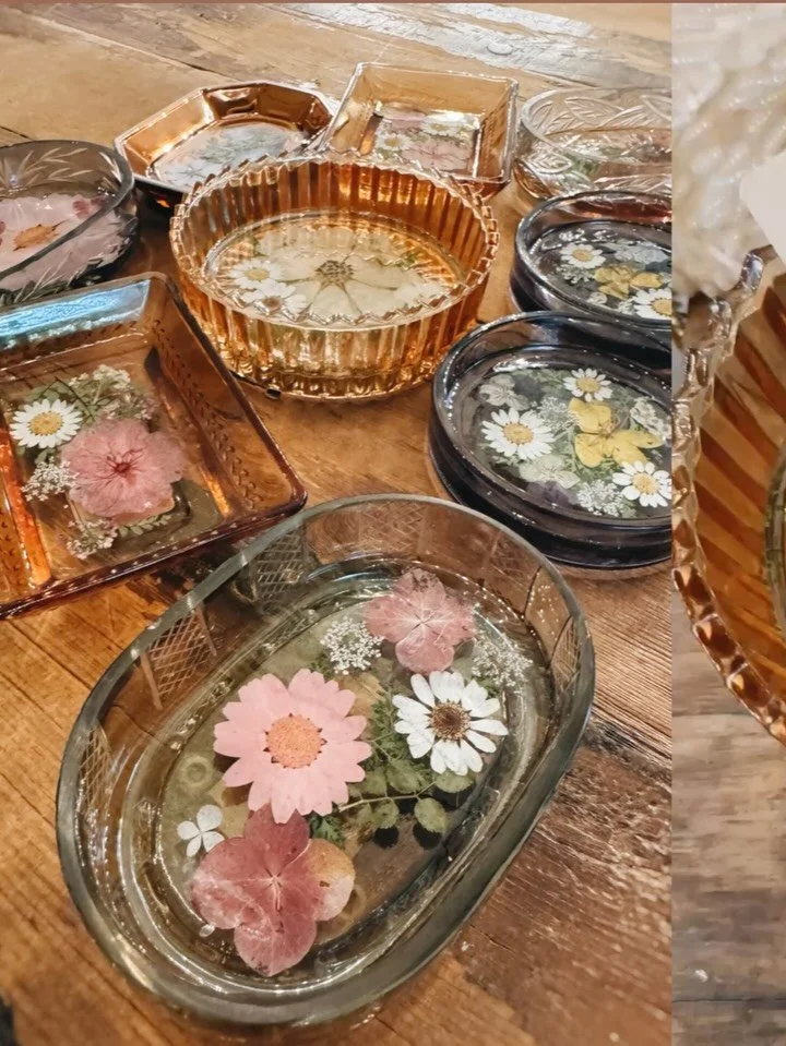 ✨ Fall is in full bloom @trendandrelic and my pressed floral trinket trays are ready to make themselves at home with you 🍂🌸

Each dish holds real pressed flowers&mdash;carefully arranged, sealed in resin, and handmade right here by me @peppyposiess