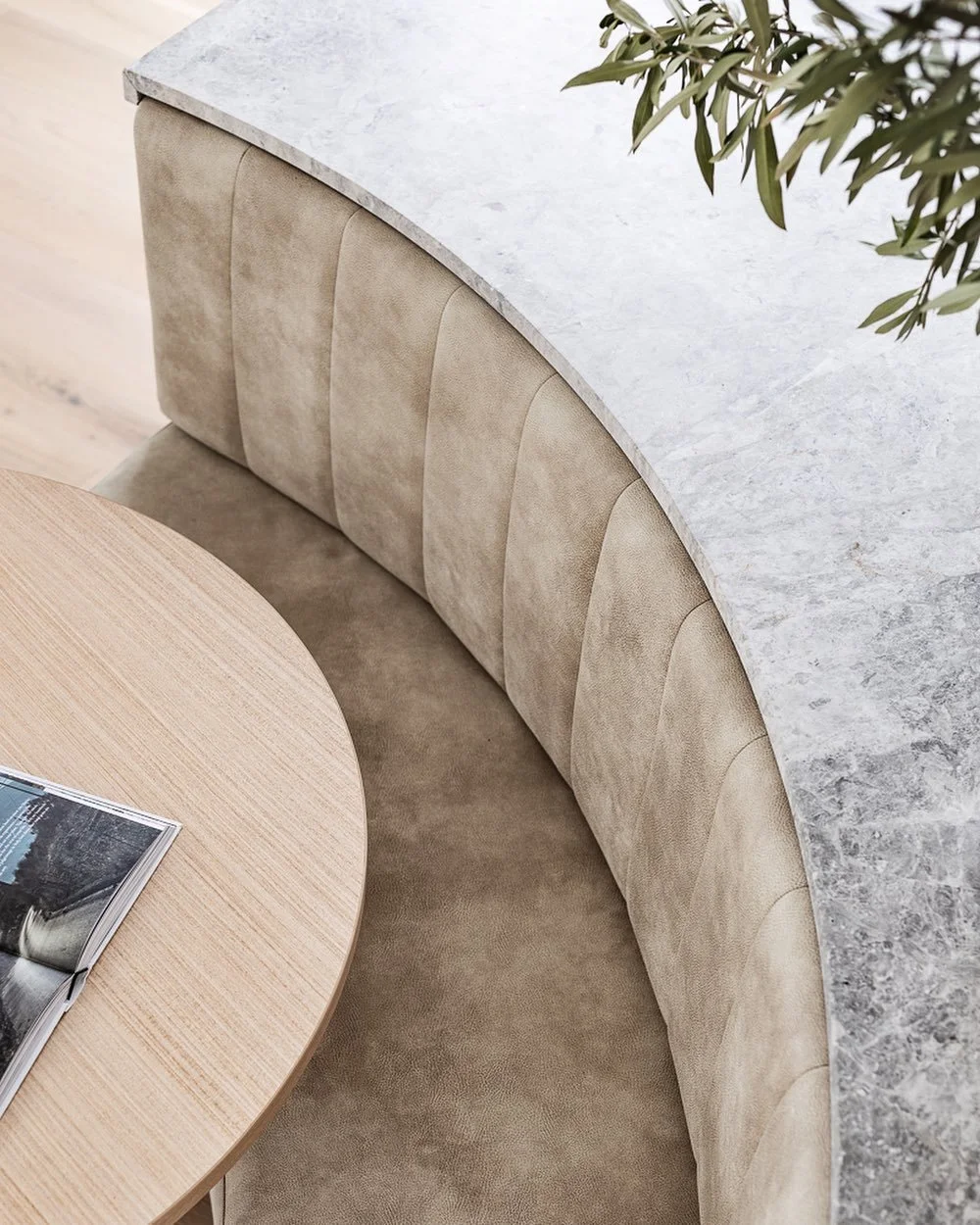 Curves in @signorinotilegallery Grey Tundra and @warwickfabrics

📸 @dylanjamesphoto