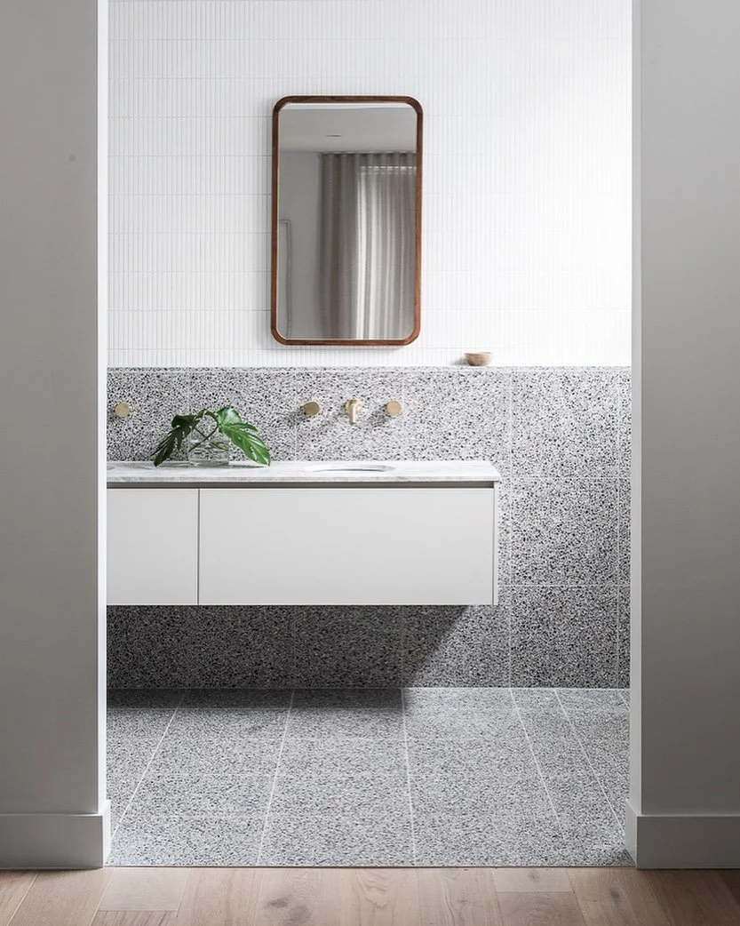 Wide bathroom entrance but no door, bit of a gamble but we love it 

📷 @dylanjamesphoto