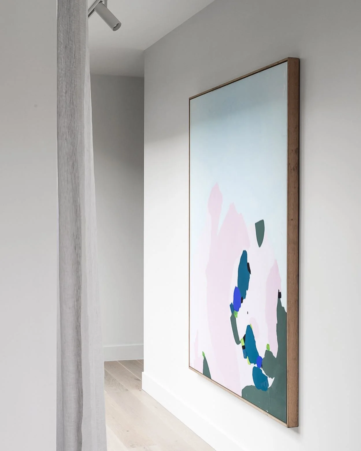 Totally underestimated the effect of a generously wide hallway, feels totally luxurious. This is going to be a feature we try and incorporate into more projects because it is instant wow factor when you walk in the door.

📸 @dylanjamesphoto