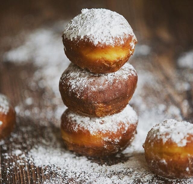 Two words: sourdough donuts.  They&rsquo;re like circular beignets from heaven. .

Where?  @thewonderbuilding &lsquo;s Wonder Market tomorrow from noon to 4pm.

Tell Stacie @luckyladybread I sent ya. 😁 She&rsquo;s guaranteed to sell out.
.
.
.
.
#sp