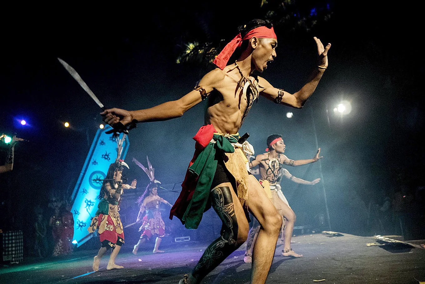 Warrior: Dayak tribesmen perform the ruang wunrung ngurung balai dance. (JP/Anggara Mahendra)