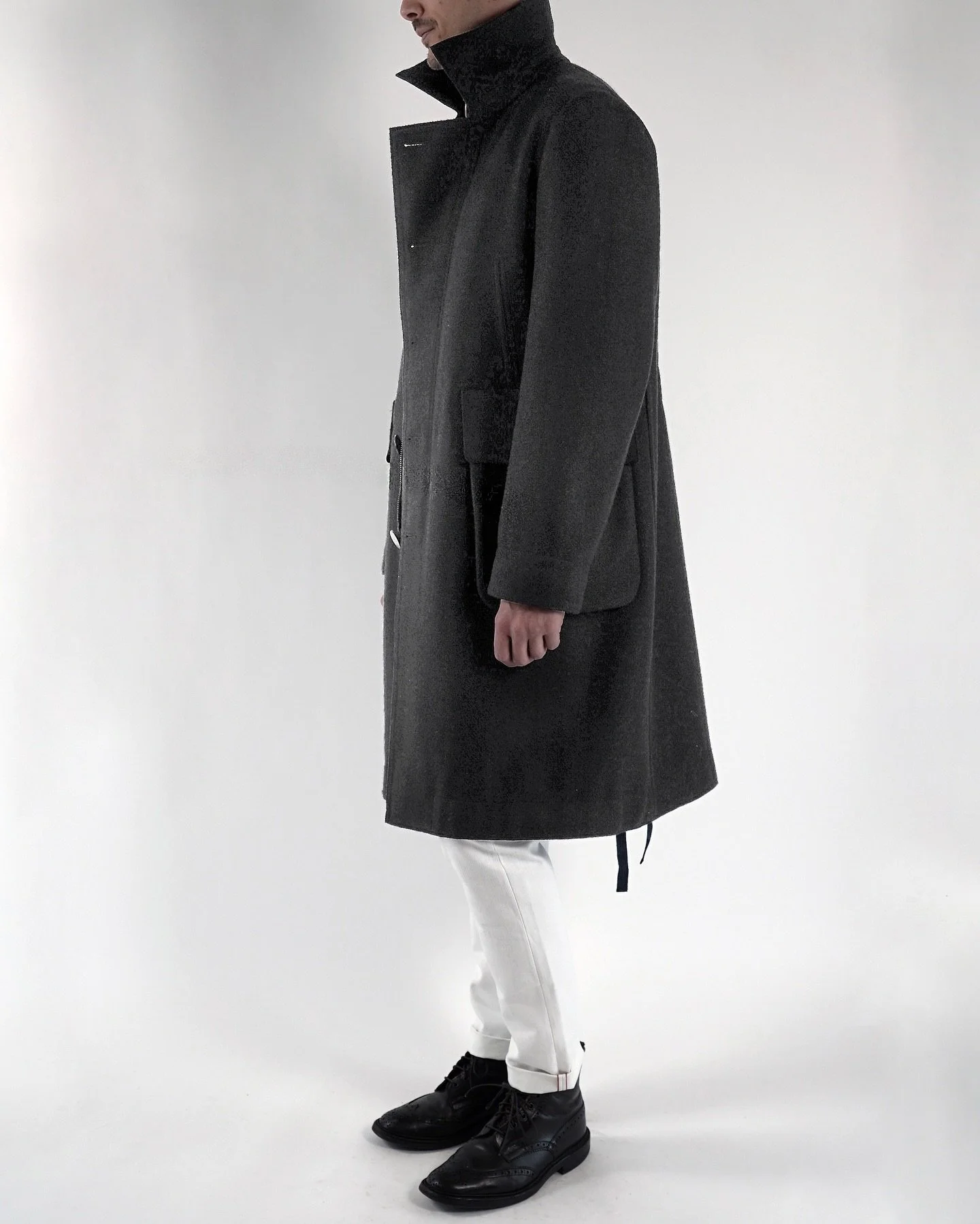 Designed with the emblematic Austrian #Loden.
A reinterpretation of the classic loden #coat, with details from the world of #tailoring and references to military clothing. The oversize loden coat is now available in navy, black and dark grey. In stor