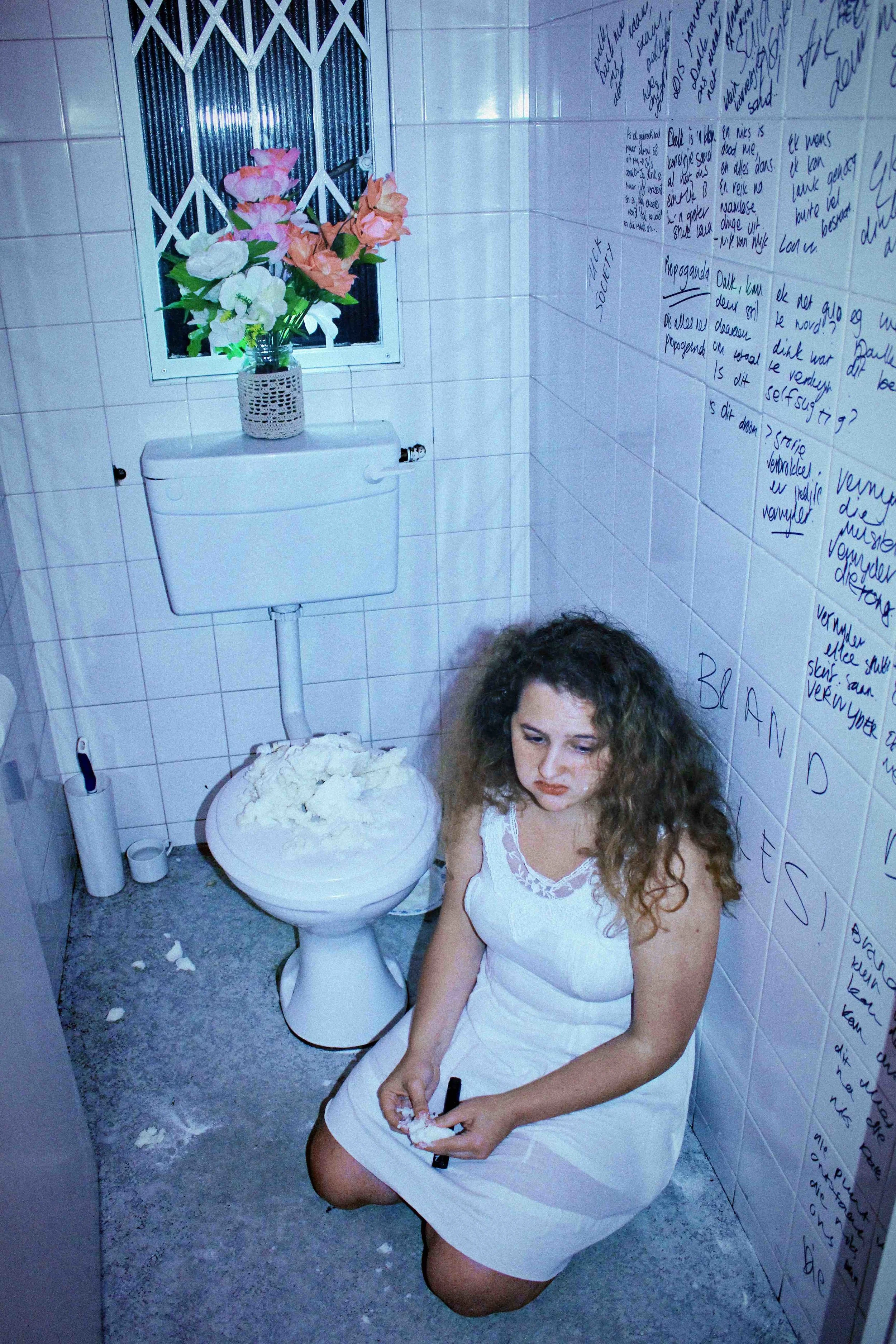 Kanya Viljoen in Die Skrif Is Aan Die Muur , Arcade 2018. Foto deur Louise Bruwer.