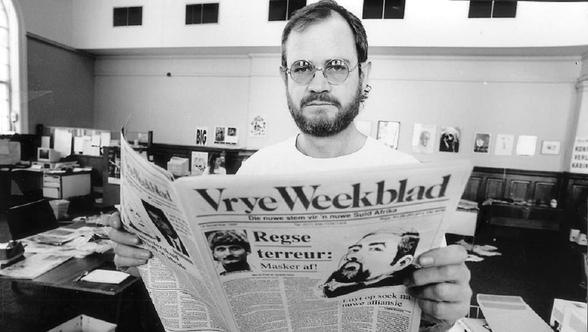 Max du Preez met die destydse Vrye Weekblad wat van 1988 tot 1994 uitgegee is.