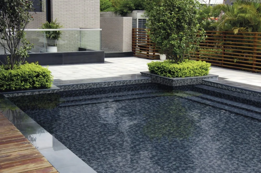 Azulejos para piscinas: pros y contras de usar este revestimiento