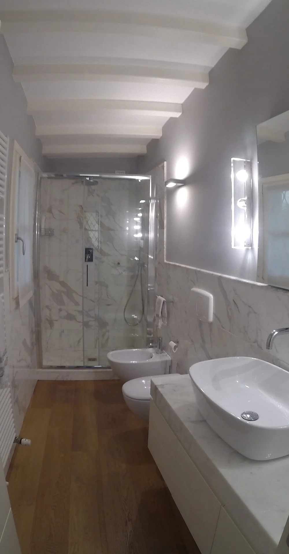 bagno in marmo calacatta.JPG