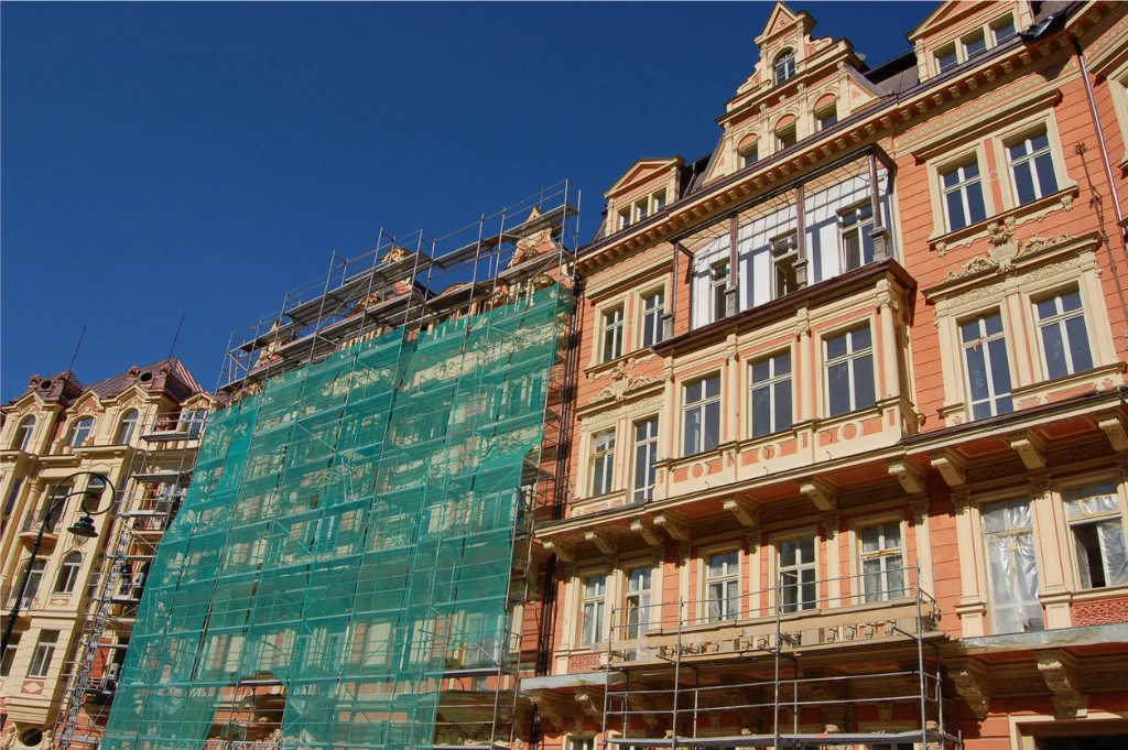 Facade renovering stillads.jpg