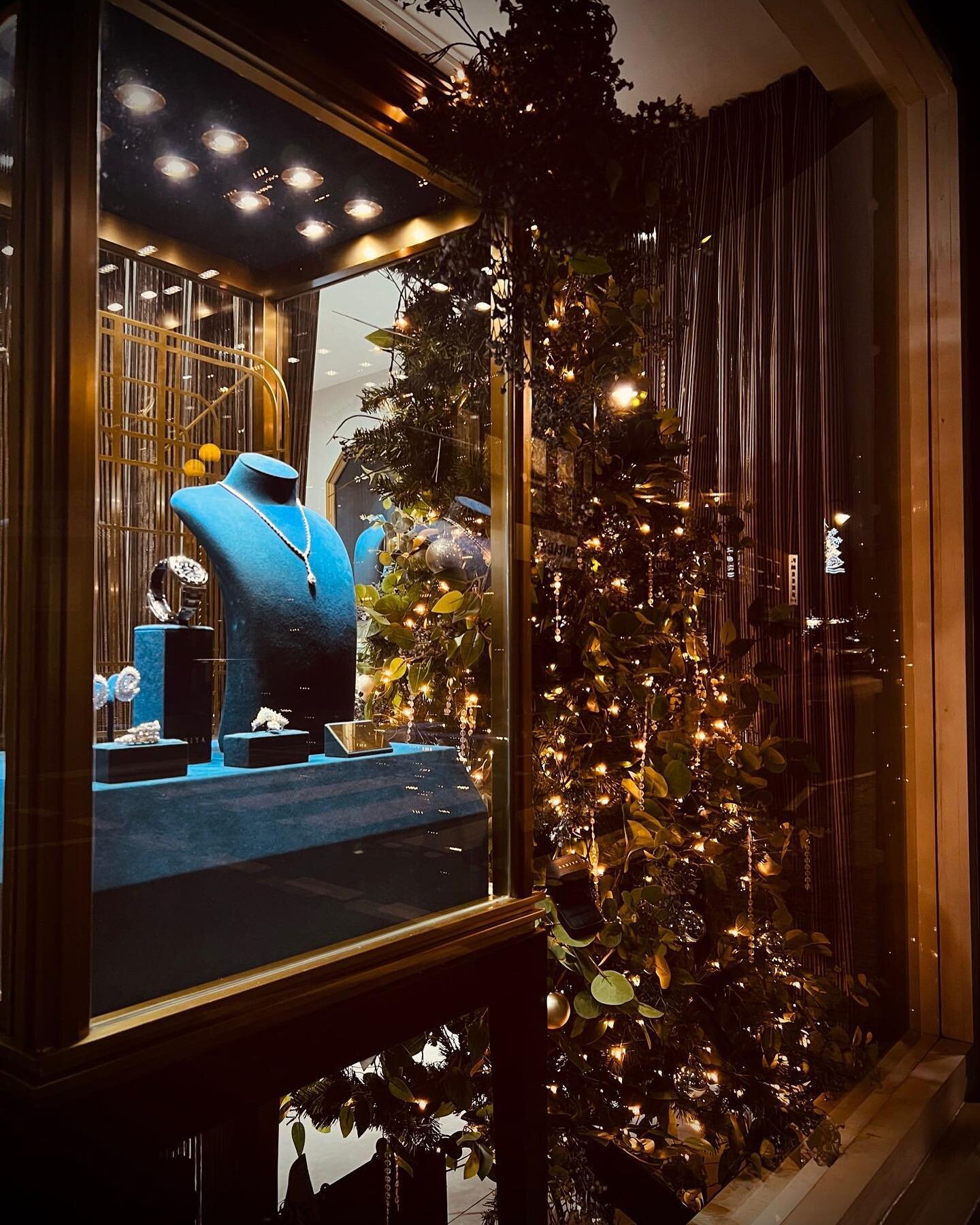 🎄Christmas Edition! 

Lush window display for @aariya_diamonds in Jewellery Quarter, Birmingham. 

Luxury Marquees | Bespoke Event Decor 
M :077 020 63 290 ‭
T : 0121 312 5333‬
E :info@goldenevent.co.uk
W:www.goldenevent.co.uk
#christmas 
#christmas