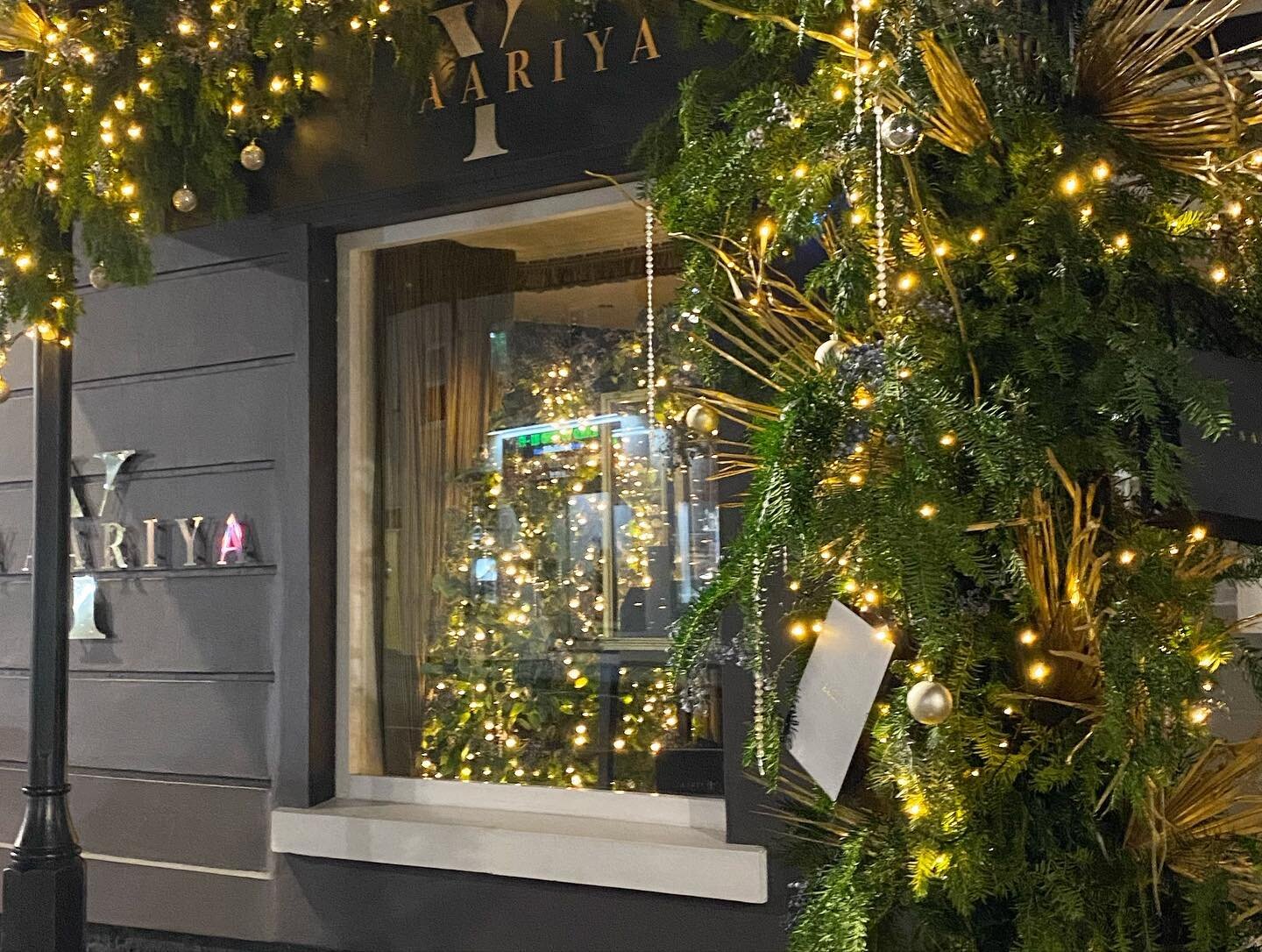 🎄Christmas Edition! 

Lush window display for @aariya_diamonds in Jewellery Quarter, Birmingham. 

Luxury Marquees | Bespoke Event Decor 
M :077 020 63 290 ‭
T : 0121 312 5333‬
E :info@goldenevent.co.uk
W:www.goldenevent.co.uk
#christmas 
#christmas