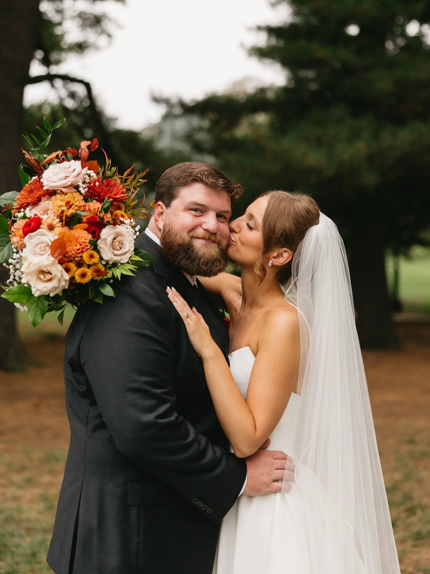 Give me allllll the fall florals 🍁 // 📷 :: @meredithgraves_  #swbbkcbride
